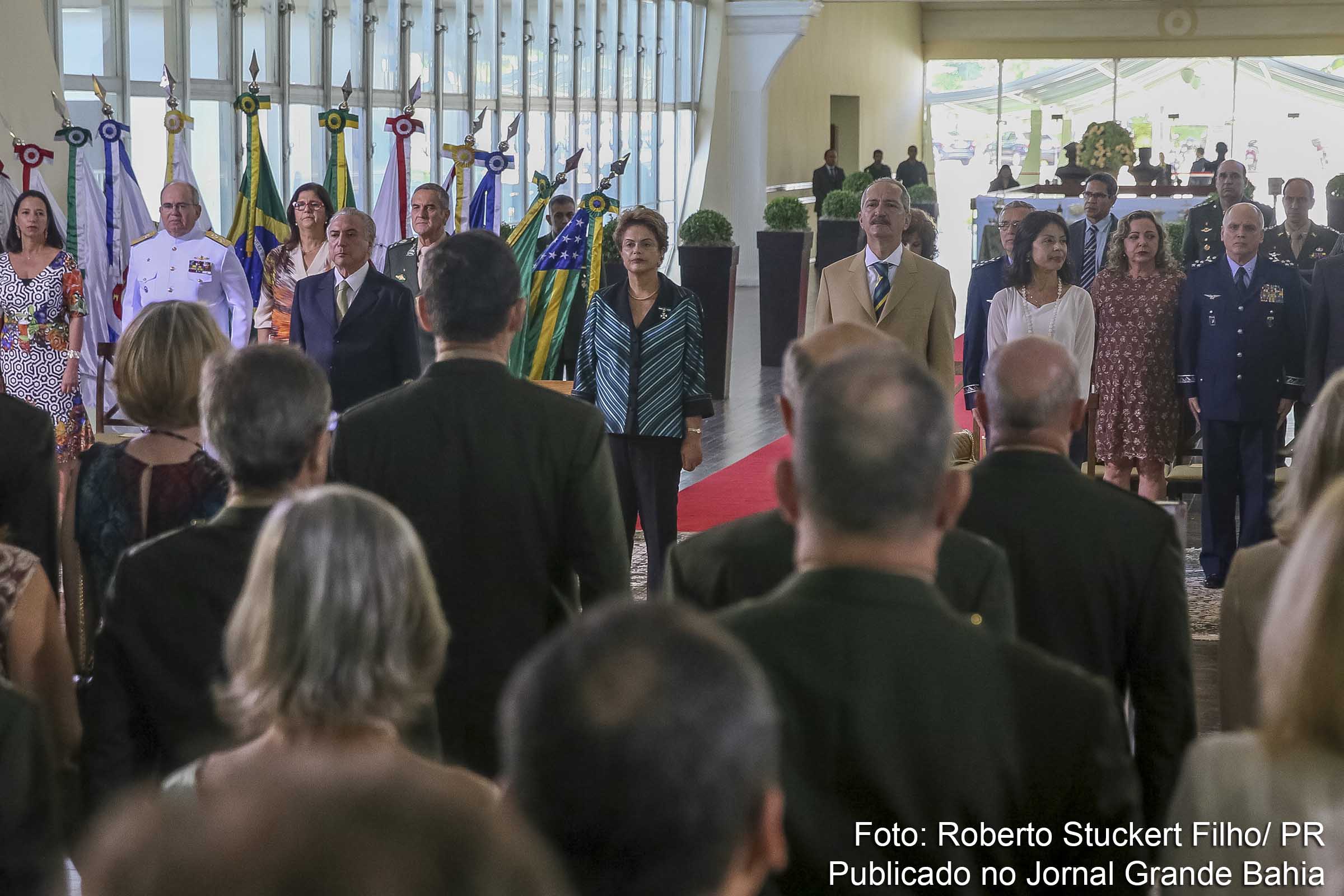 A presidenta Dilma Rousseff e o vice-presidente, Michel Temer, participam de solenidade onde recebem os cumprimentos de oficiais-generais no Clube do Exército.