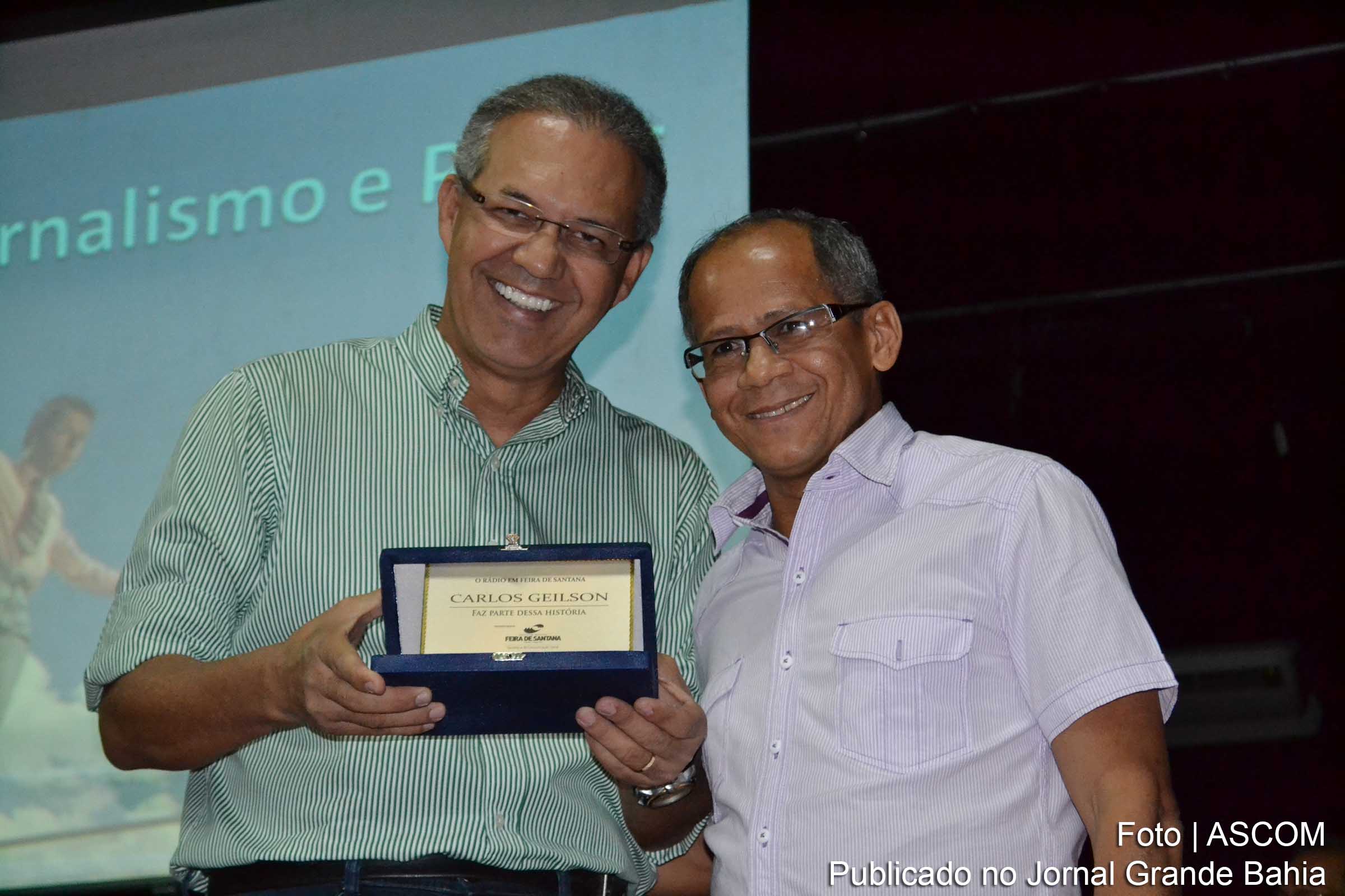 Deputado e radialista Carlos Geilson recebe homenagem das mão do secretário de Comunicação Valdomiro Silva.