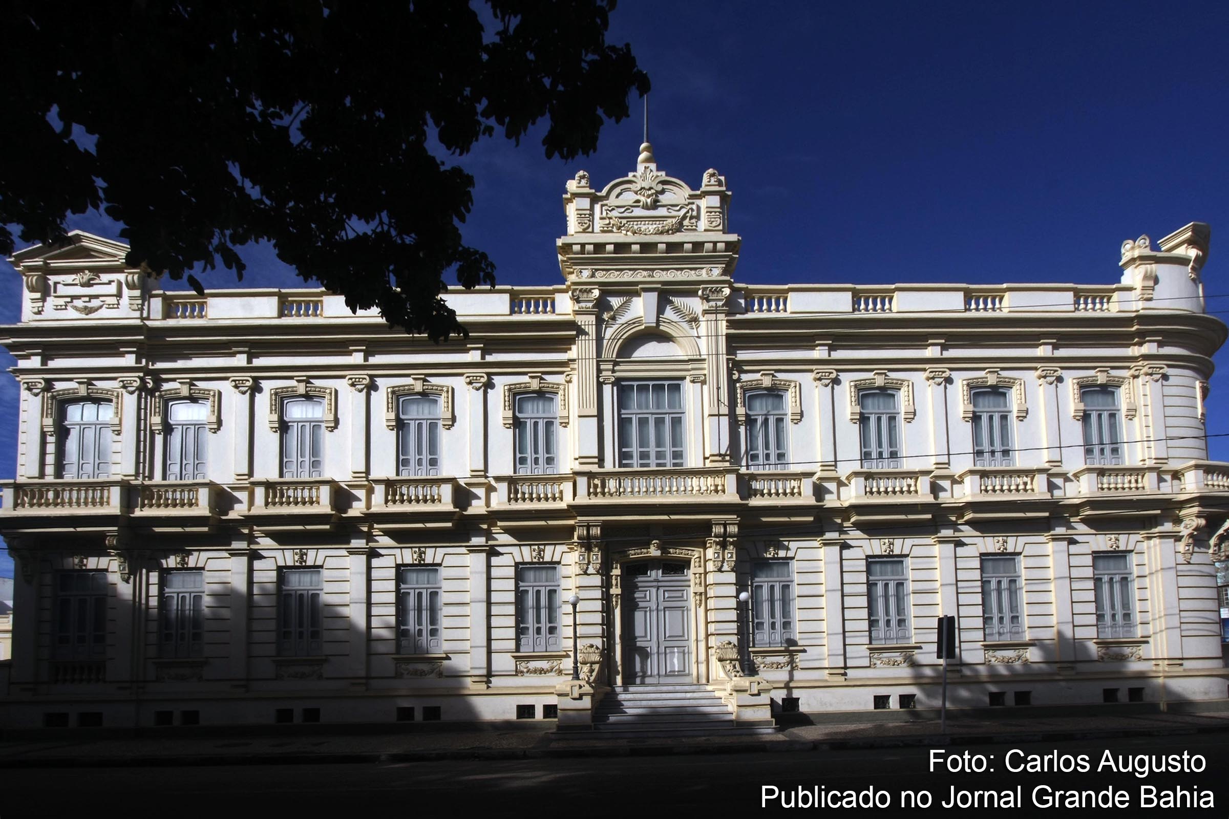 Fachada do Paço Municipal Maria Quitéria, sede da Prefeitura de Feira de Santana (PMFS).