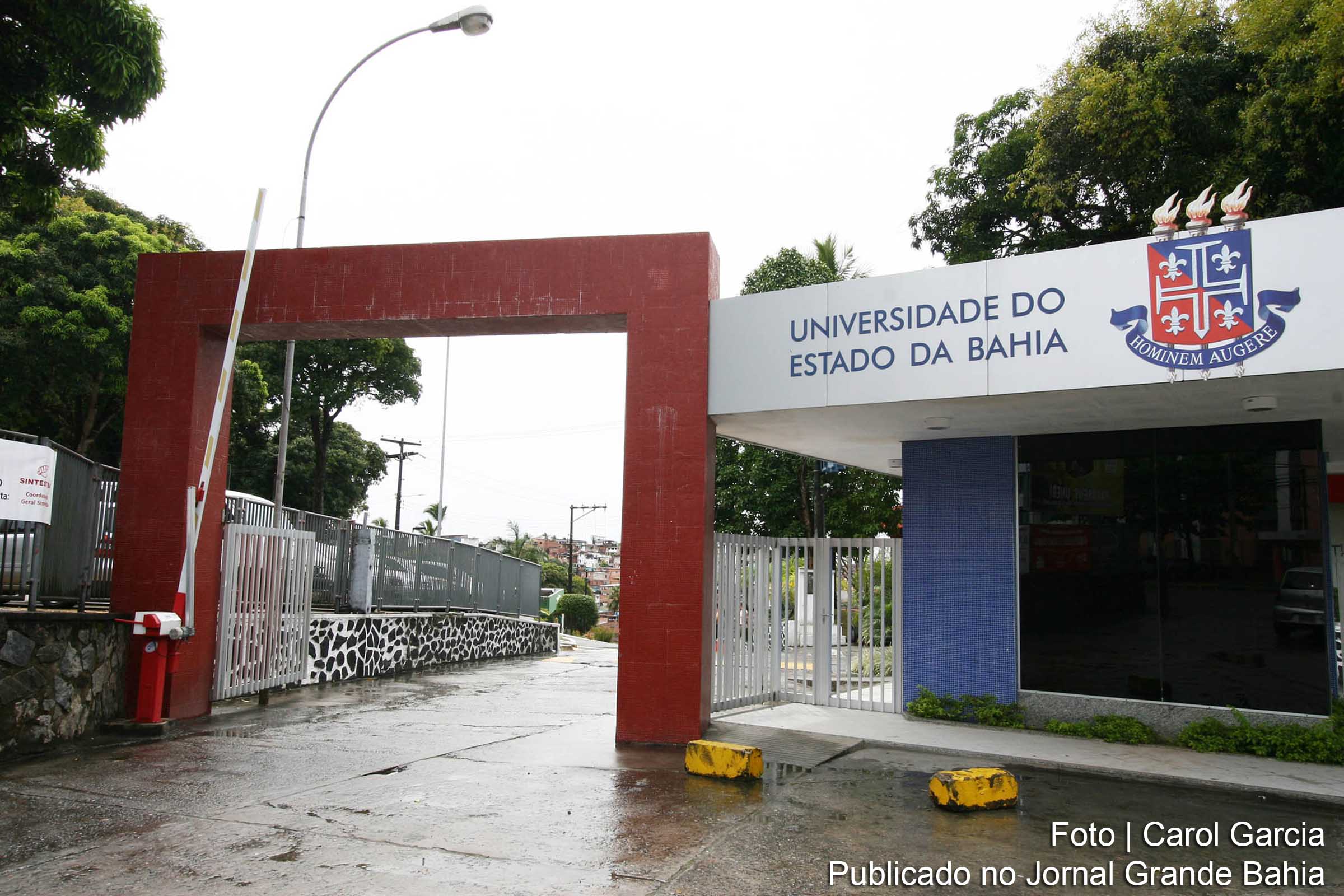 Universidade do Estado da Bahia (UNEB), pórtico de entrada do campus de Salvador.