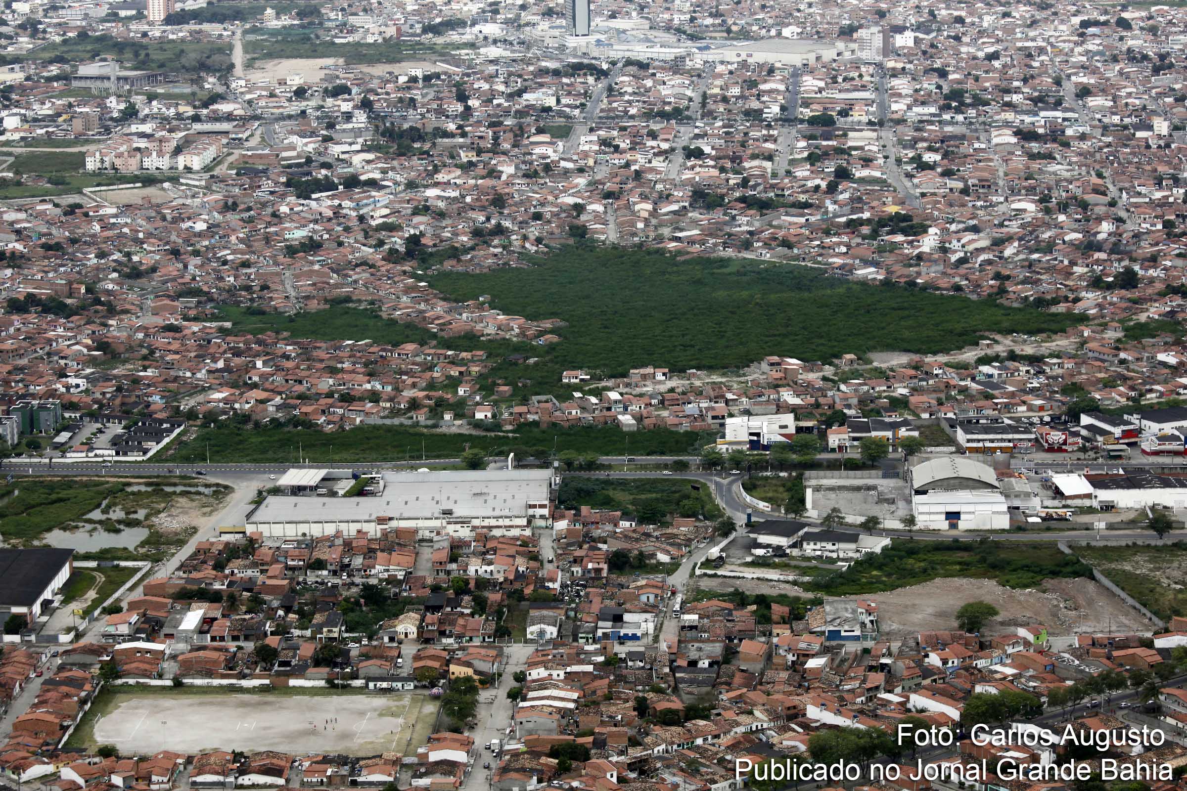 Vista aérea da Lagoa do Prato Raso em Feira de Santana. Degradação ambiental de Feira de Santana é alarmante.
