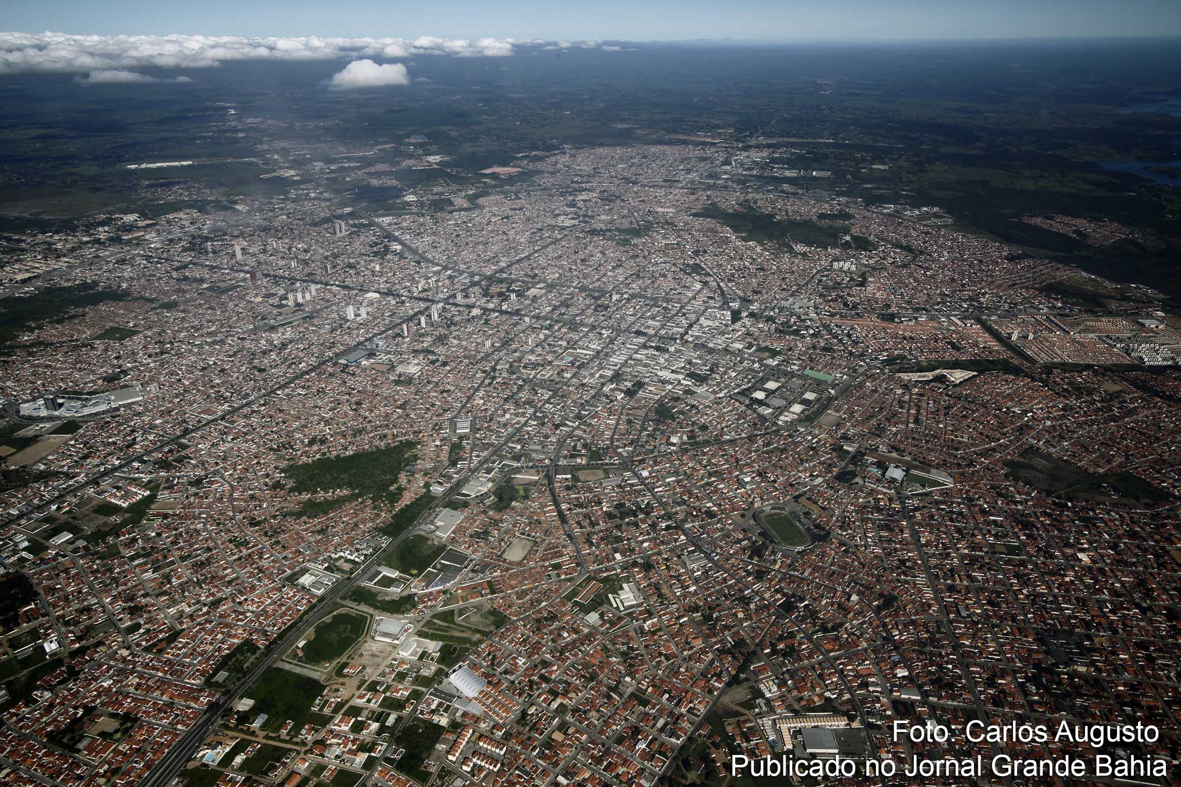 Vista aérea de Feira de Santana. Câmara Municipal debate sistema de transporte do município.