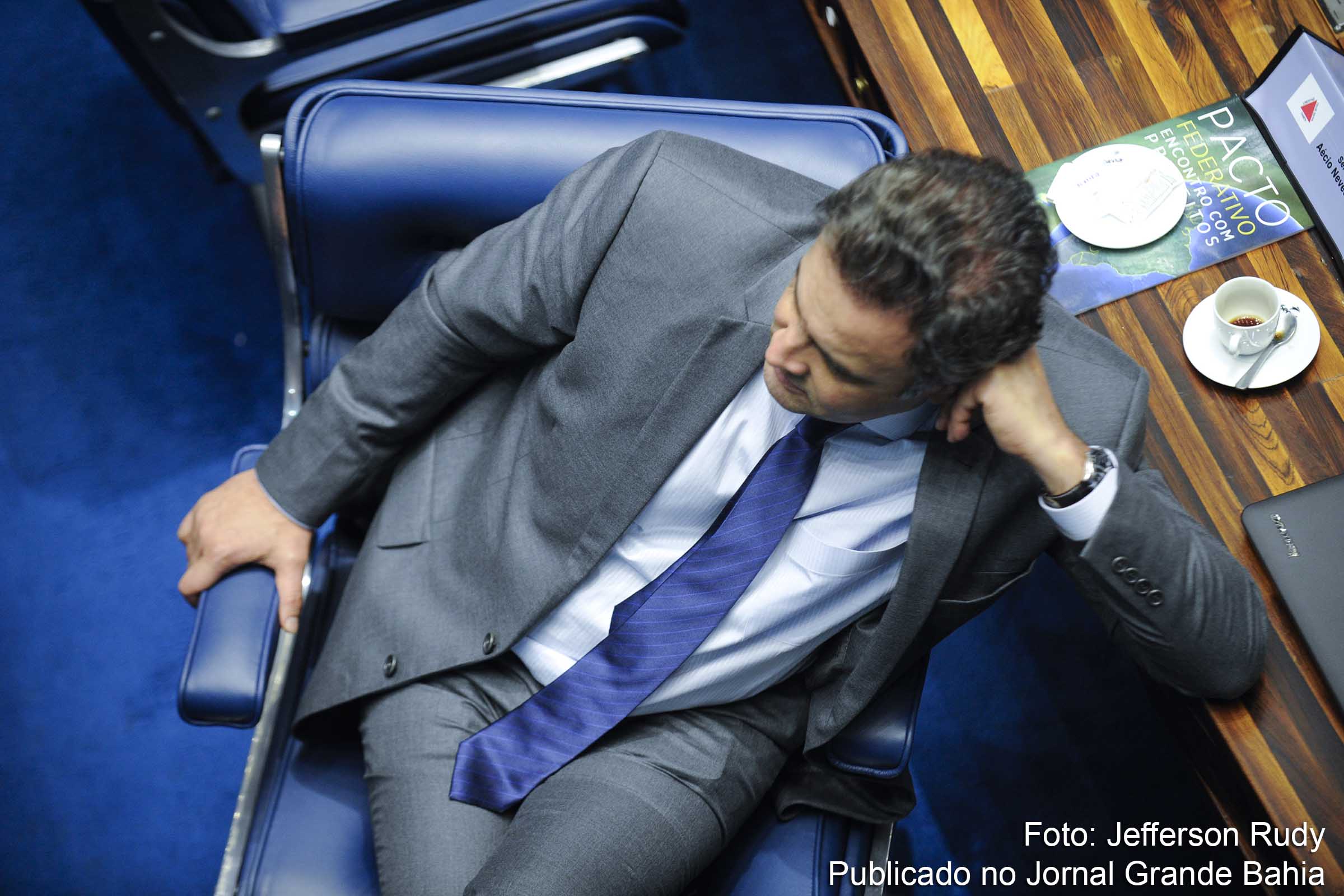 Aécio Neves no plenário do Senado. Tucano teria recebido R$ 300 mil da empreiteira UTC, empreiteira envolvida no esquema de corrupção na Petrobras.