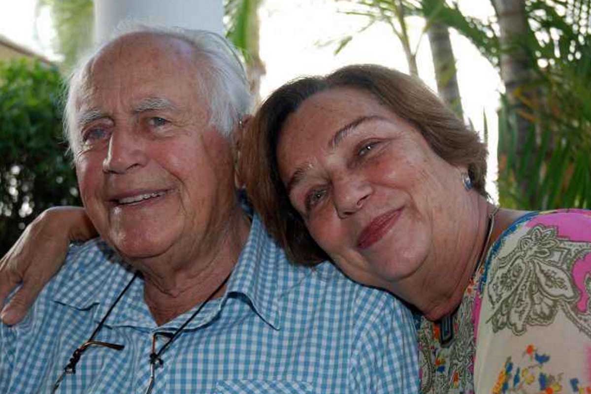 Antônio Carlos Sigmaringa Seixas, em foto de 2008, ao lado da esposa. (Álbum de família). Por iniciativa do desembargador Baltazar Miranda Saraiva, Tribunal Pleno do TJBA presta homenagem ao jurista e Ex-presidente da OAB-DF Antônio Carlos Sigmaringa Seixas e pai do ex-deputado federal Luiz Carlos Sigmaringa Seixas.