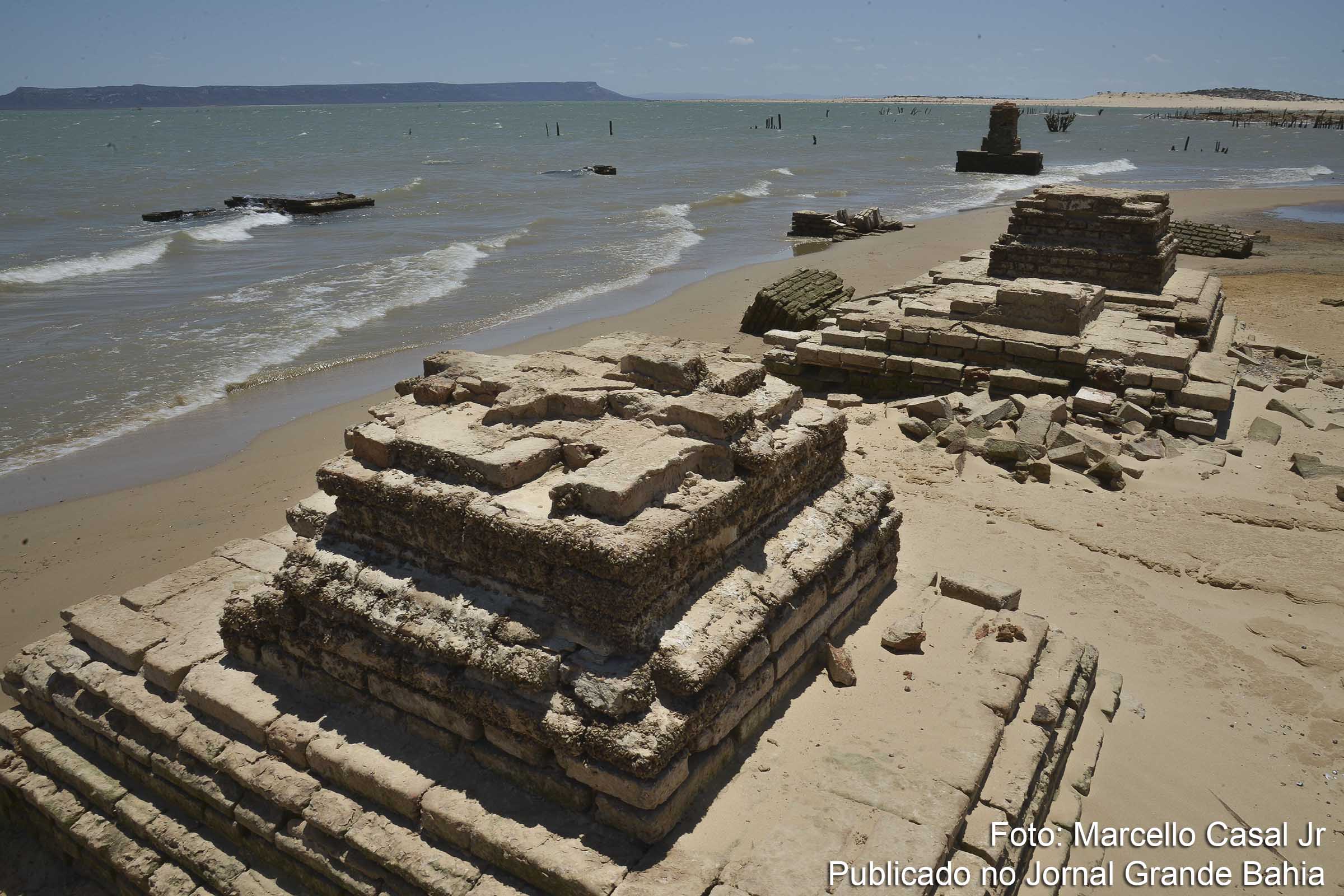 Em Casa Nova, seca expõe ruínas de cidades inundadas para a construção da barragem de Sobradinho.