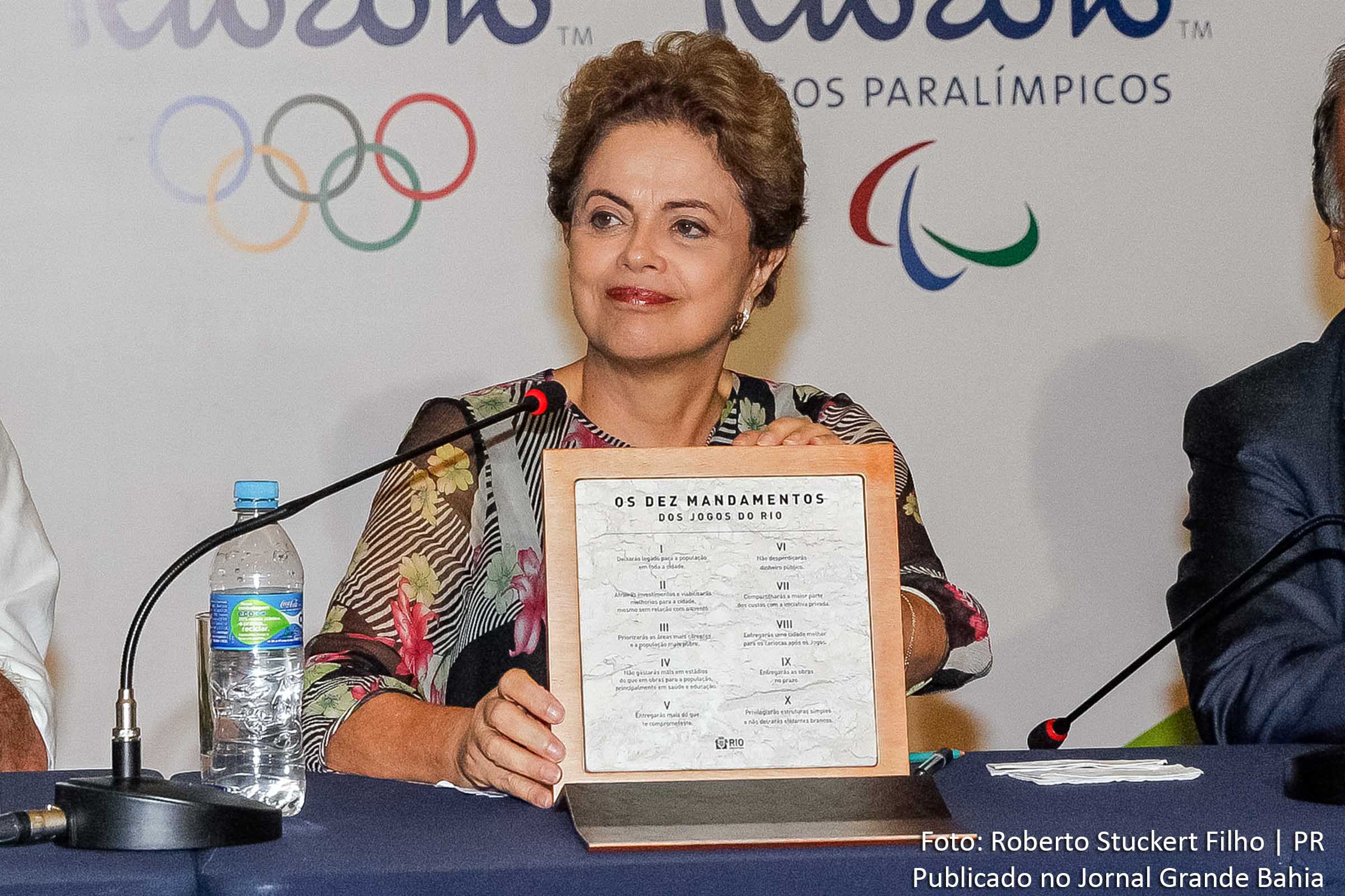 Presidente Dilma Rousseff segura placa com inscrição dos 10 mandamentos dos Jogos Olímpicos Rio 2016.