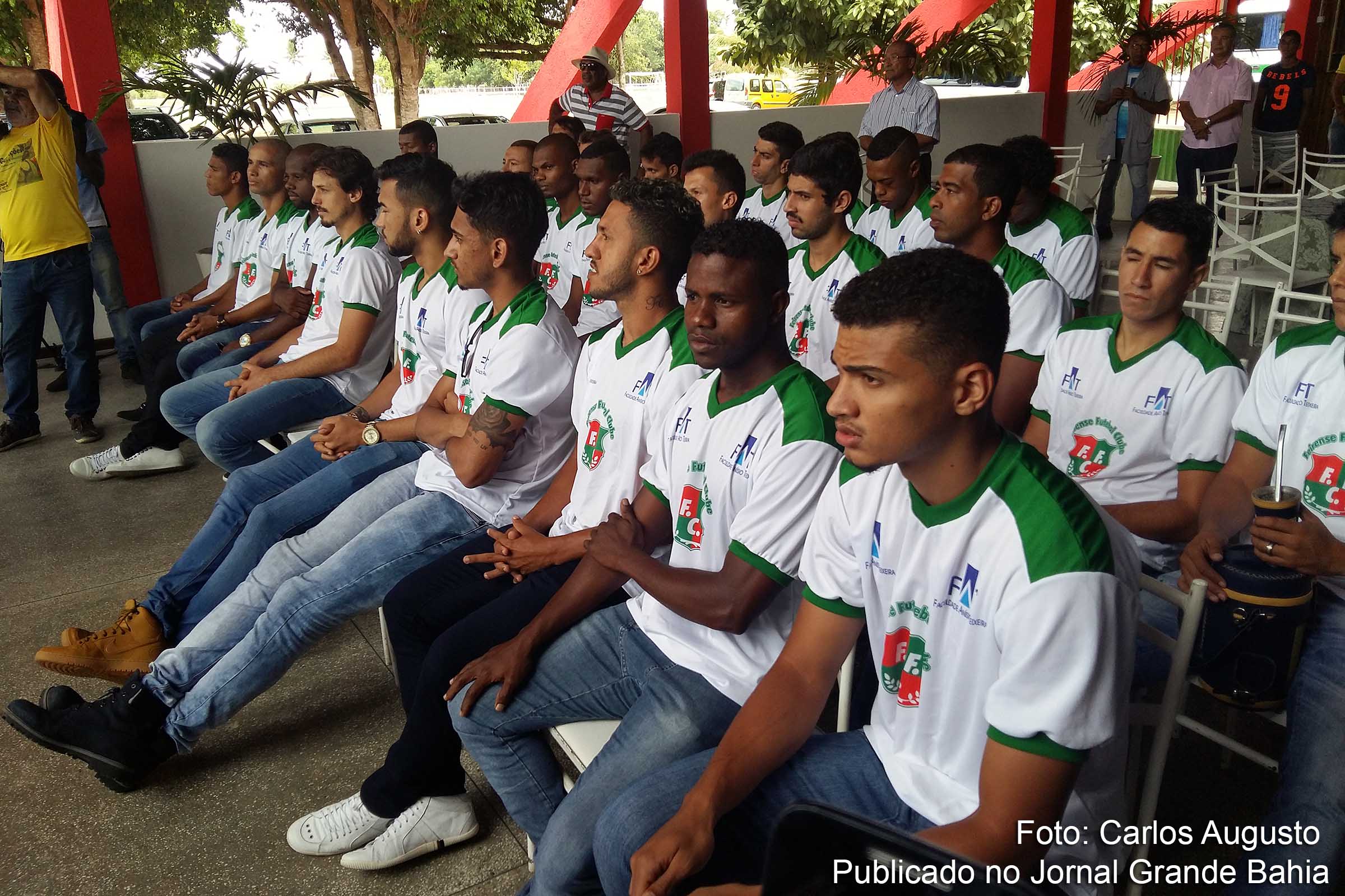 Jogadores do FAT Feirense Futebol Clube são apresentados a imprensa. Projeto alia desenvolvimento educacional e profissional.