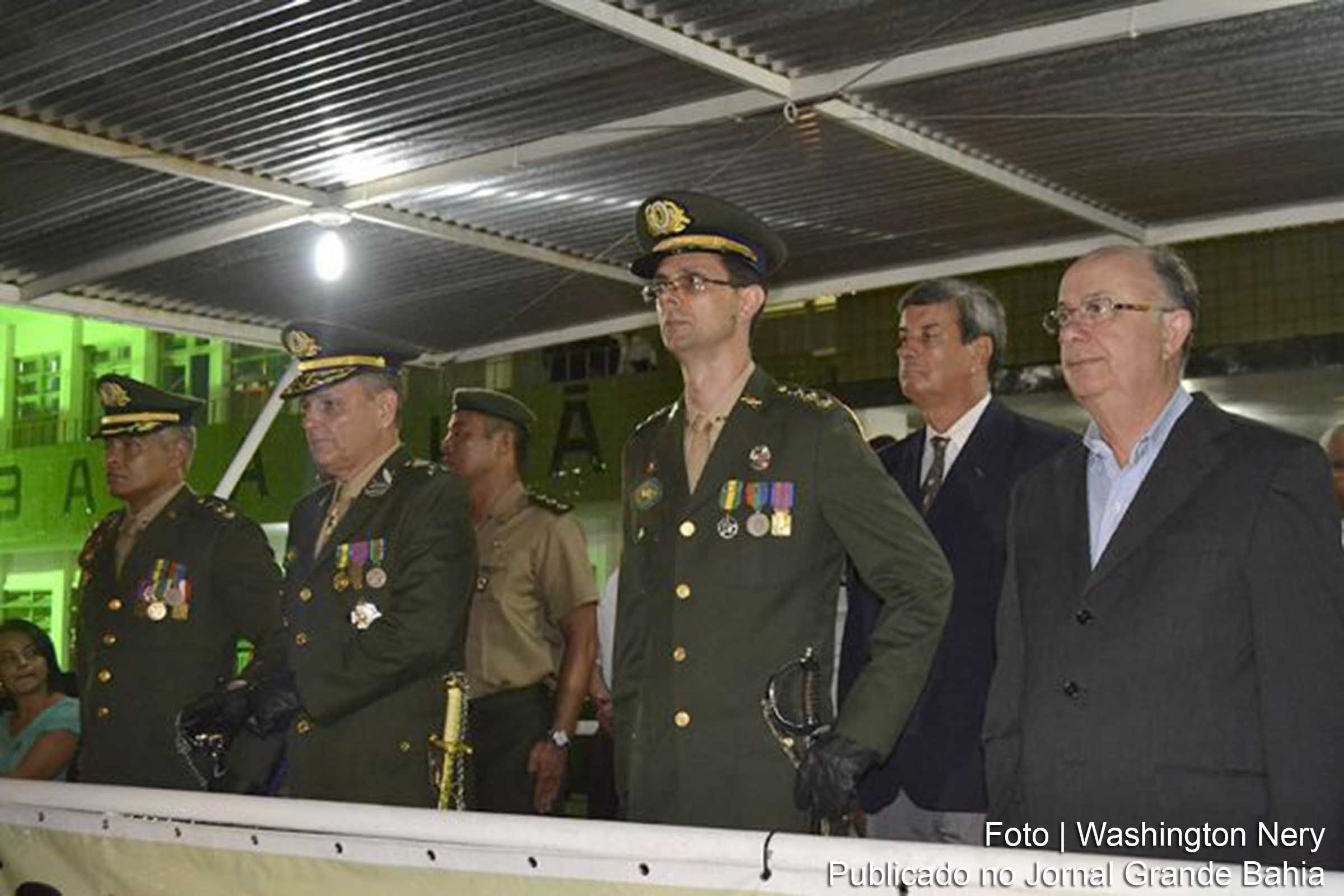 Tenente-coronel Cláudio Eduardo Bouças e o prefeito José Ronaldo de Carvalho.