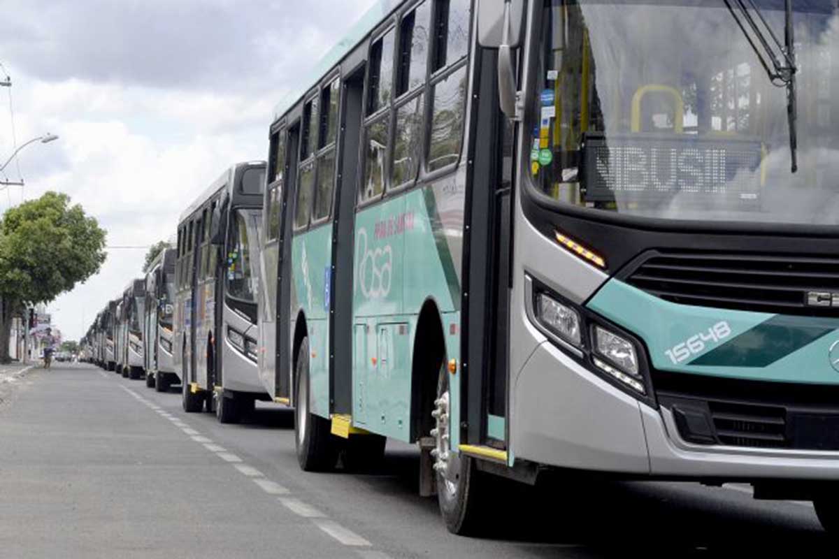 Ônibus novos passam a circular em Feira de Santana. Nova frota, com ônibus zero km, começa a operar nesta sexta-feira. Os veículos, fabricados em São Paulo, contam com o que há de mais moderno em tecnologia do transporte urbano no país.