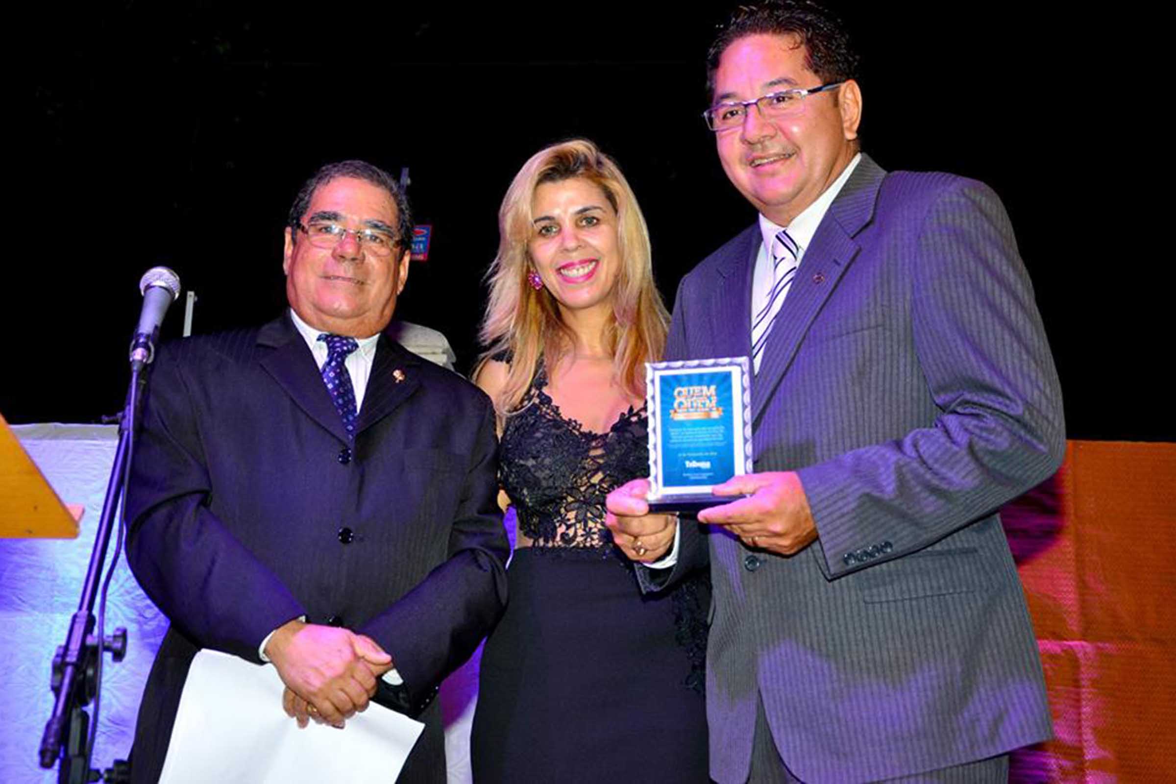 O cirurgião plástico Cezar Kely afivelando malas para curso nos EEUU. No flash com Kika e Larangeira.