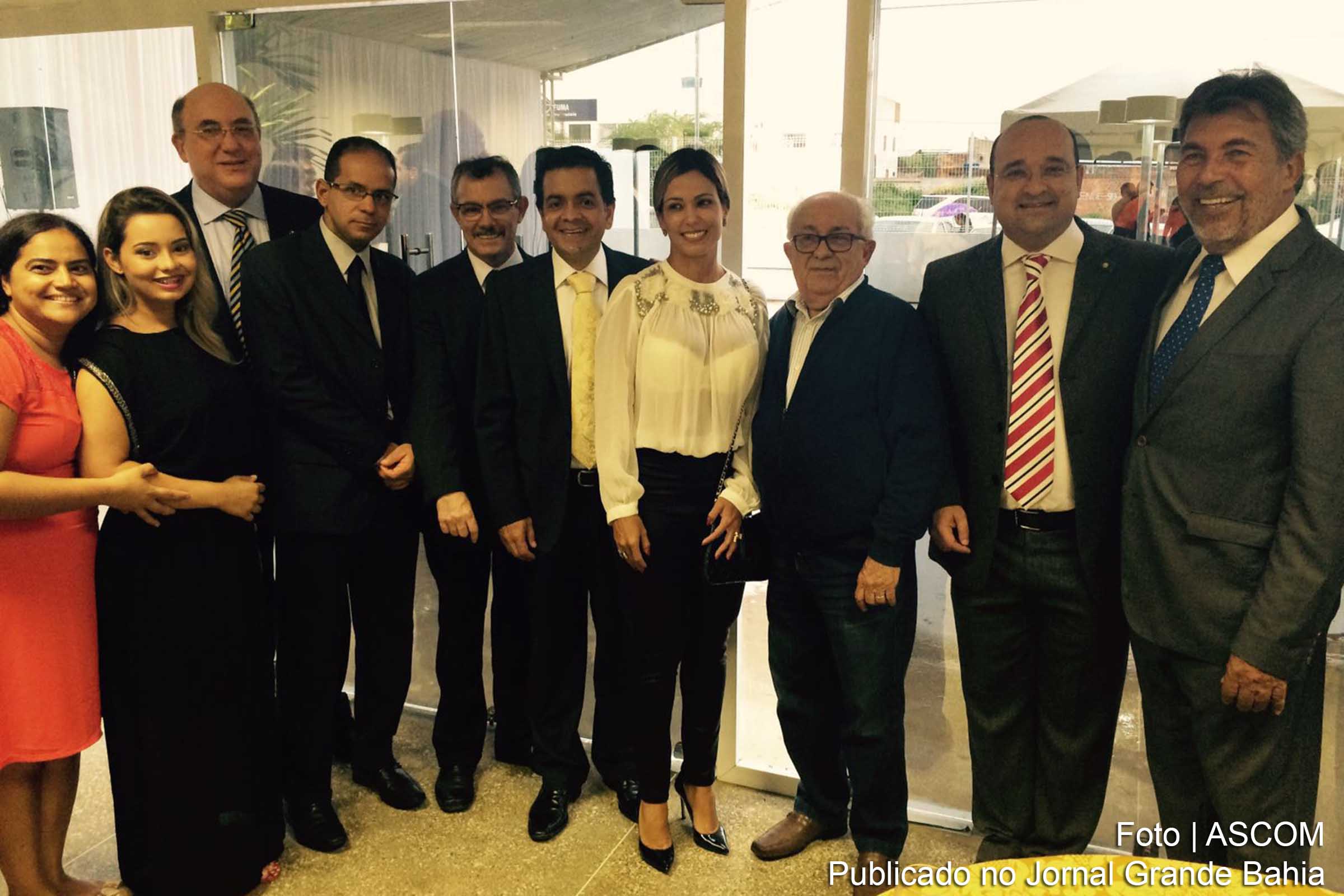 Representantes da comunidade e membros do Tribunal de Justiça da Bahia reunidos durante inauguração do Fórum da Comarca de Irecê.
