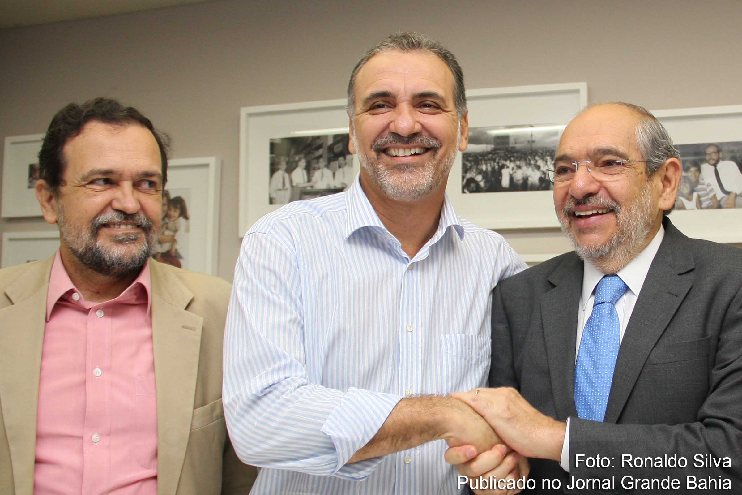 Walter Pinheiro, senador; Nelson Pelegrino (Deputado Federal – PTBA e candidato a prefeito de Salvador em 2012); e Mário Kertész (radialistas e militante do PMDB. Políticos comemoram apoio de Mário Kertész a candidatura do PT e rompimento com as lideranças estaduais do PMDB Geddel e Lúcio Vieira.