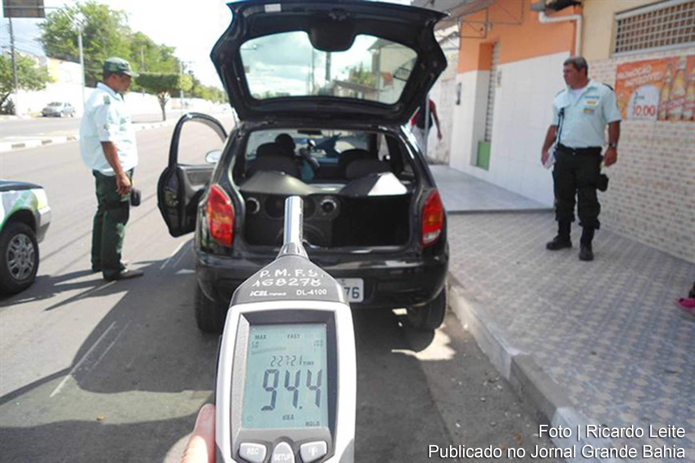 Equipe da Prefeitura de Feira de Santana fiscaliza nível de ruído no meio ambiente.