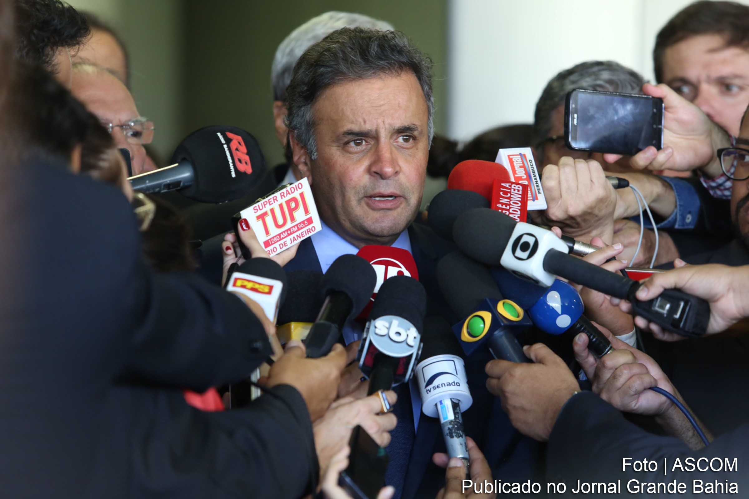 Senador Aécio Neves apoia manifestações contra o governo.