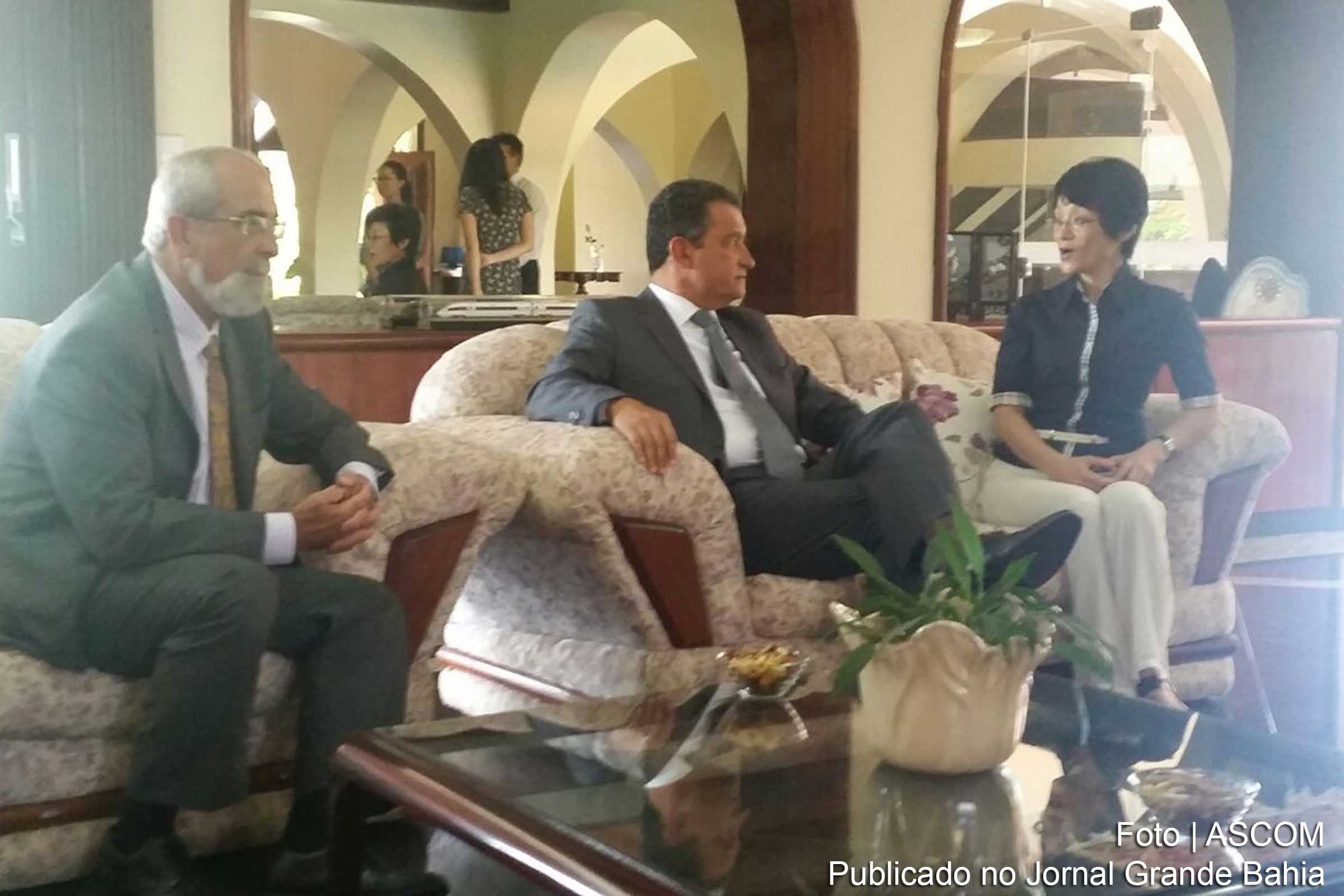 Bruno Dauster, Rui Costa e Xia Xiaoling durante encontro na embaixada da China.