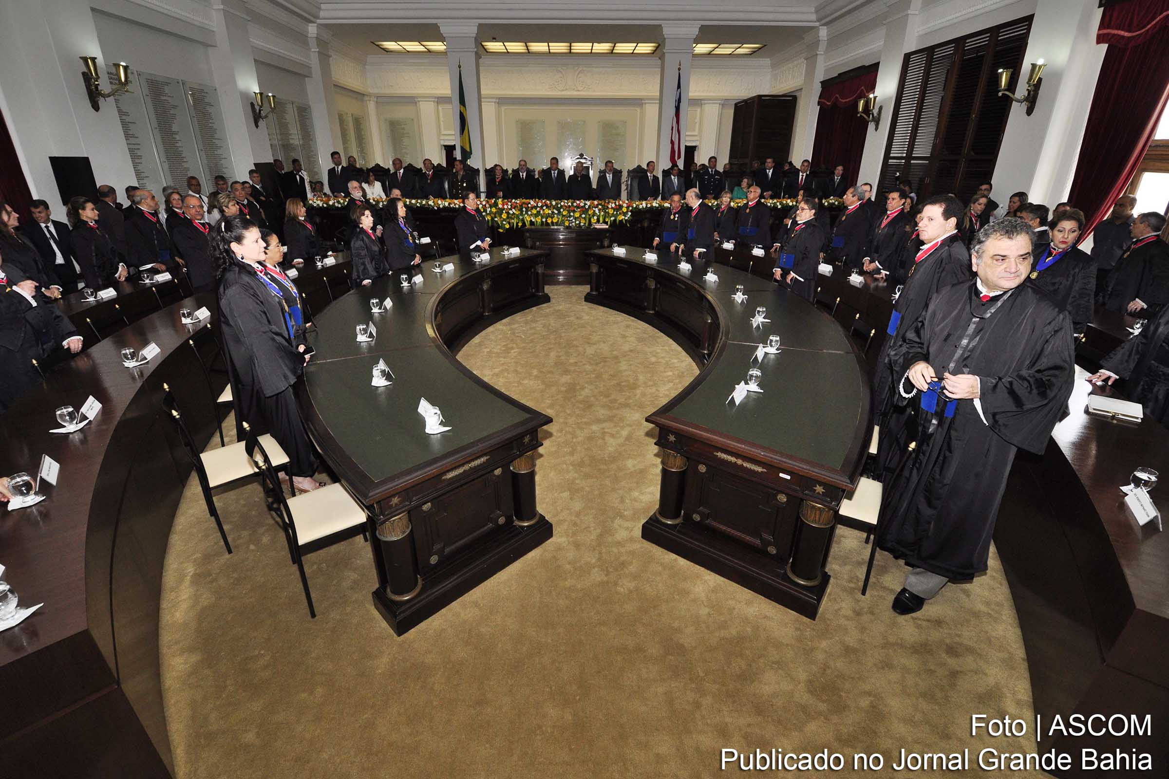 No primeiro plano, os desembargadores do TJBA; no segundo plano, a composição da mesa. Ao centro da imagem, os presidentes dos três poderes da Bahia. Evento é regulamentado por resolução e organização é de competência do cerimonial.