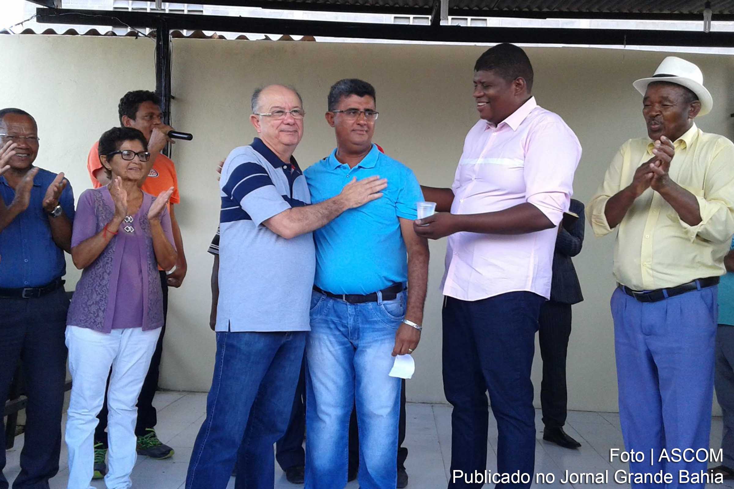 Prefeito José Ronaldo cumprimenta o vereador Luiz Augusto de Jesus.