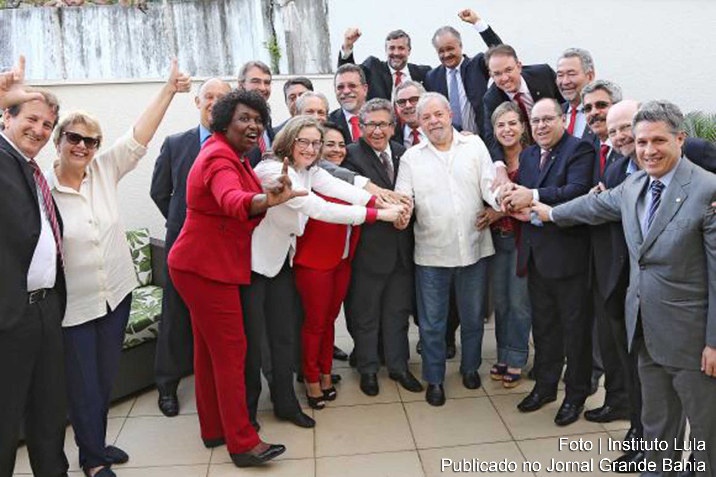 Deputados federais se reuniram no Instituto Lula, em São Paulo, para participar de uma ato em apoio ao ex-presidente.
