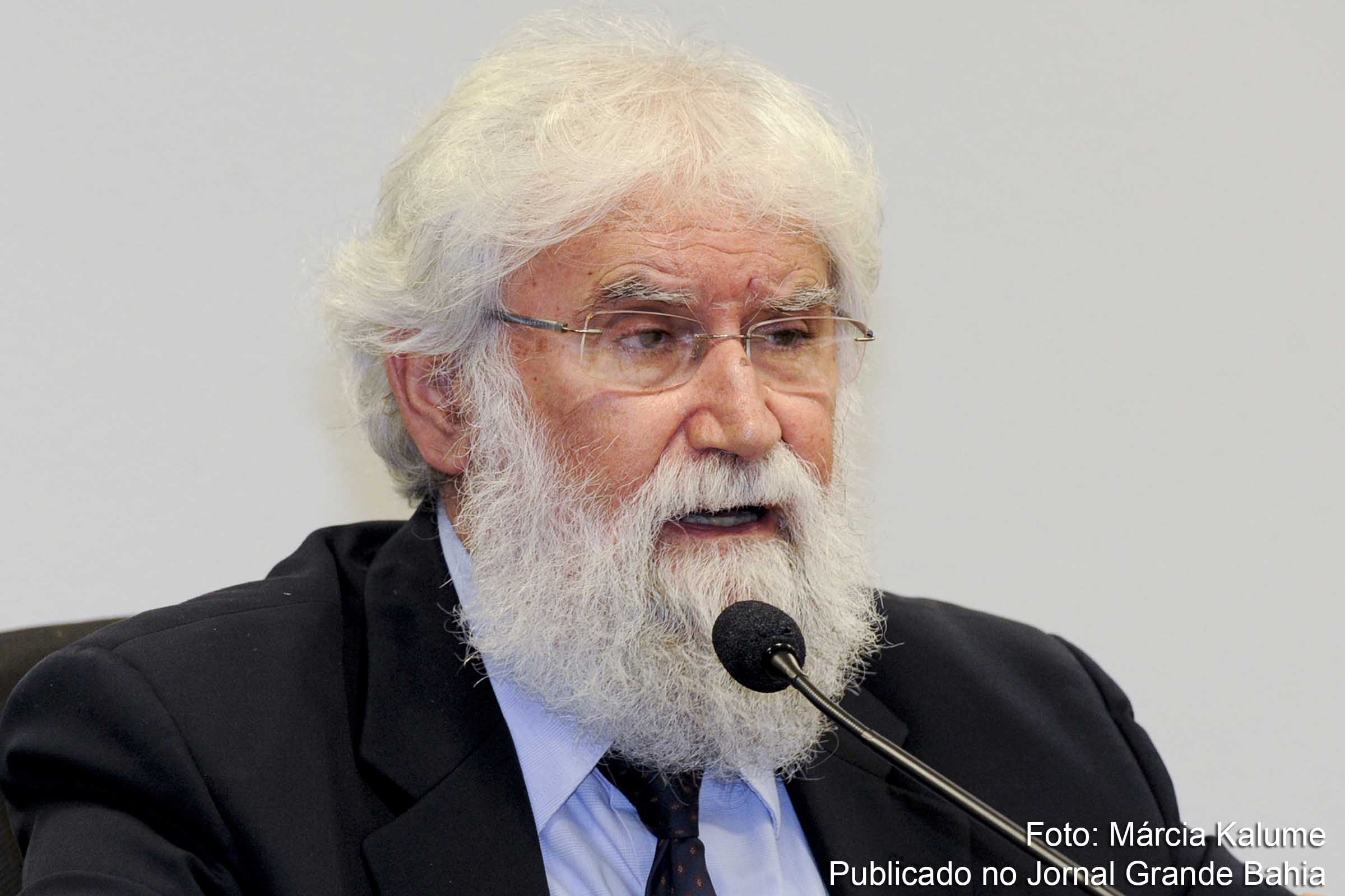Genézio Darci Boff (Leonardo Boff) é teólogo, escritor, professor universitário, expoente da Teologia da Libertação no Brasil, e foi membro da Ordem dos Frades Menores da Igreja Católica.