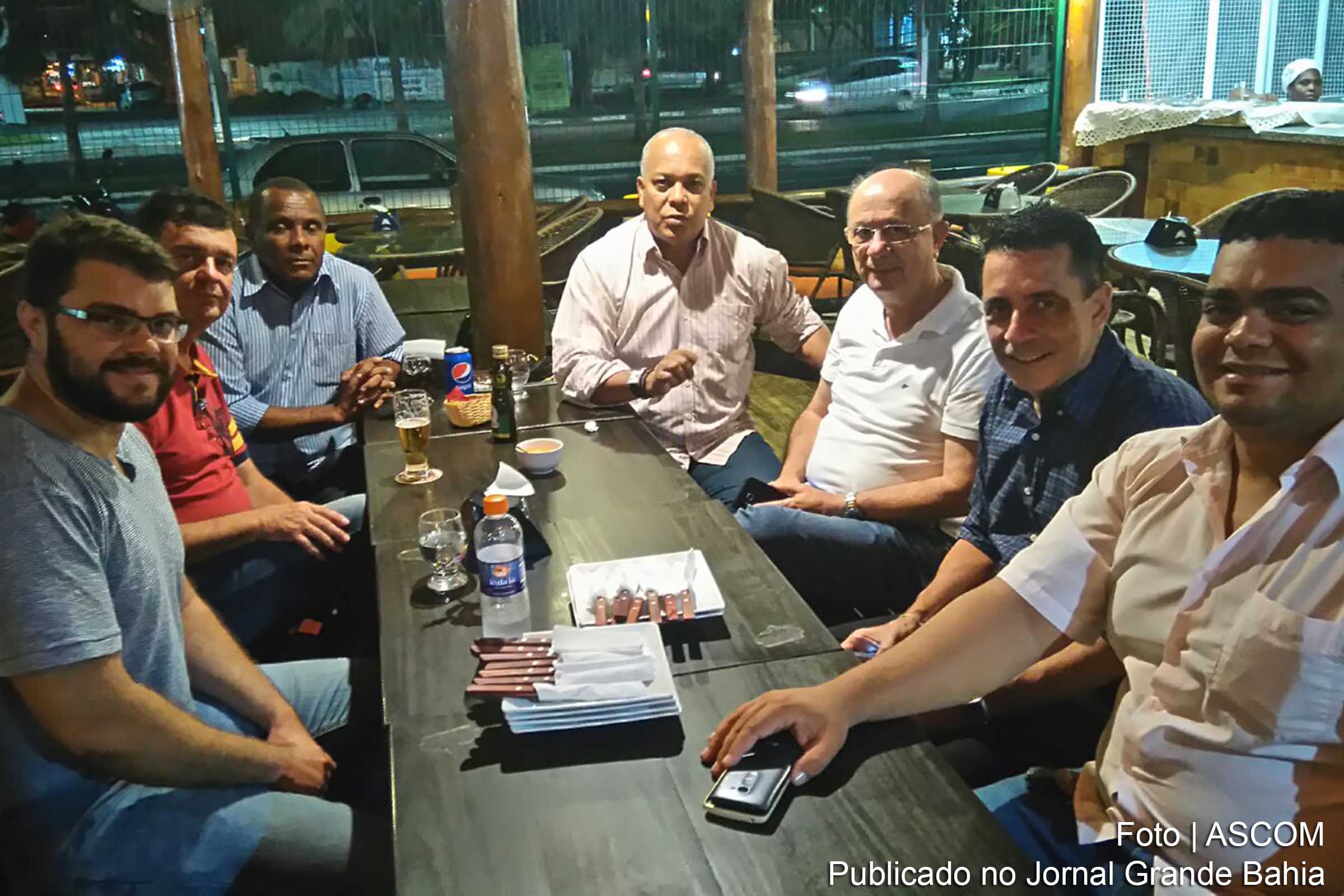 Hélio Souza Torres Neto, Gilmar Fonseca Torres, José Batista, Joilton Freitas, José Ronaldo, Sérgio Carneiro e Glaydson Costa Santos durante encontro no restaurante Boteco do Camarão, em Feira de Santana.