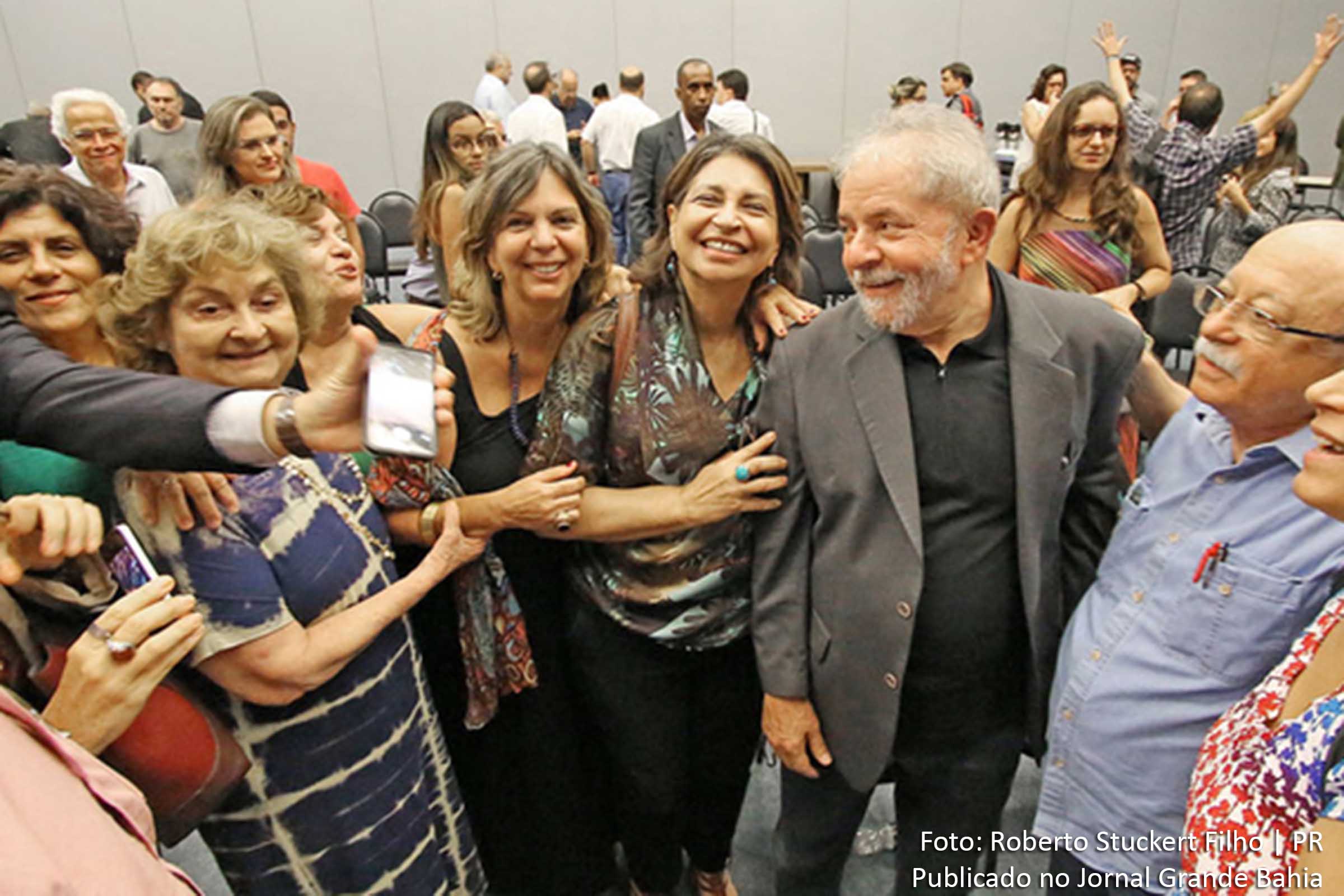 Intelectuais e artistas defendem projeto popular e repudiam perseguição a Lula.