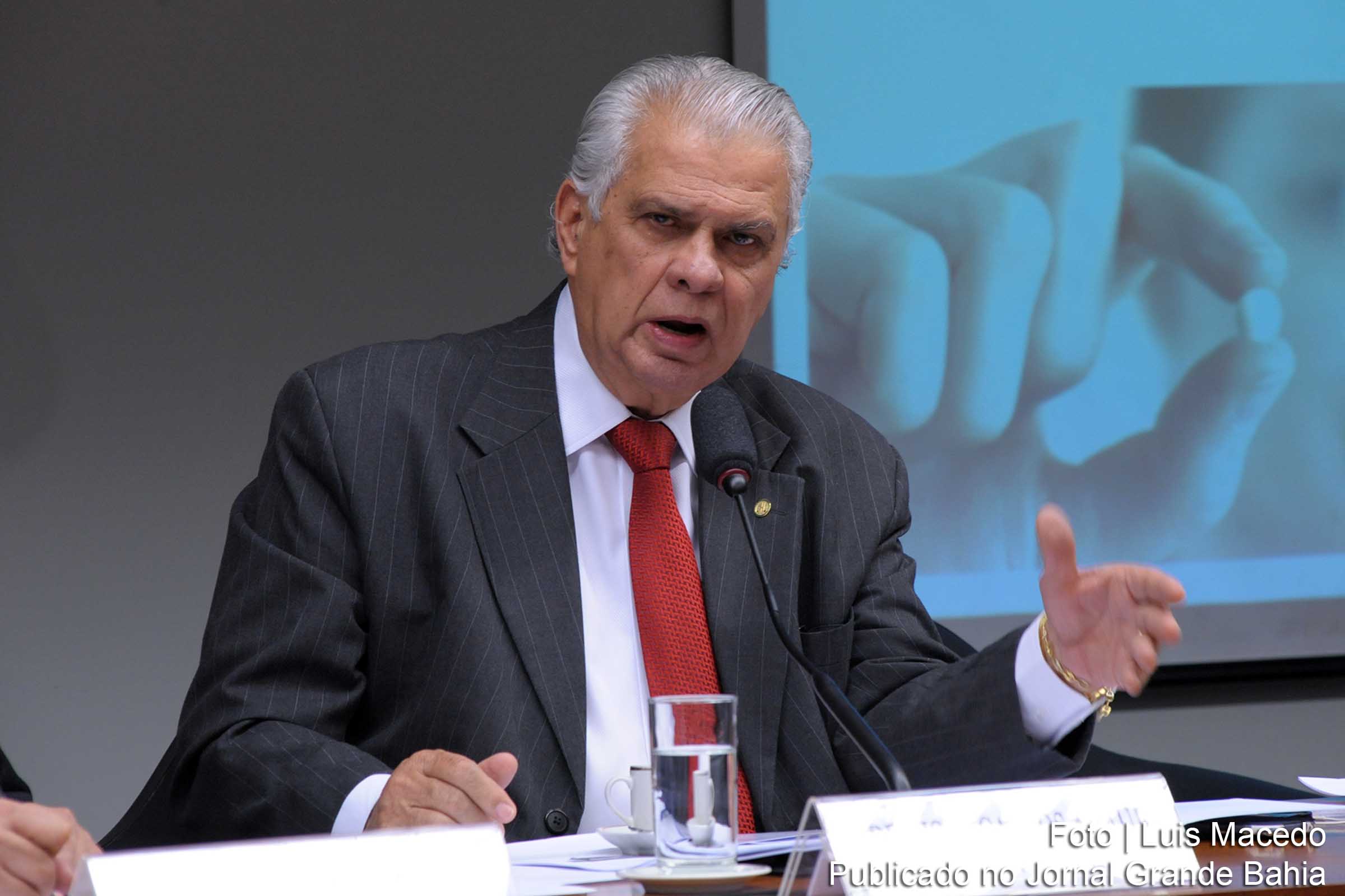 Deputado José Carlos Araújo apresentou uma questão de ordem contra a decisão do vice-presidente da Câmara, deputado Waldir Maranhão (PP-MA), que praticamente determinou o reinício do processo de cassação do deputado Eduardo Cunha.