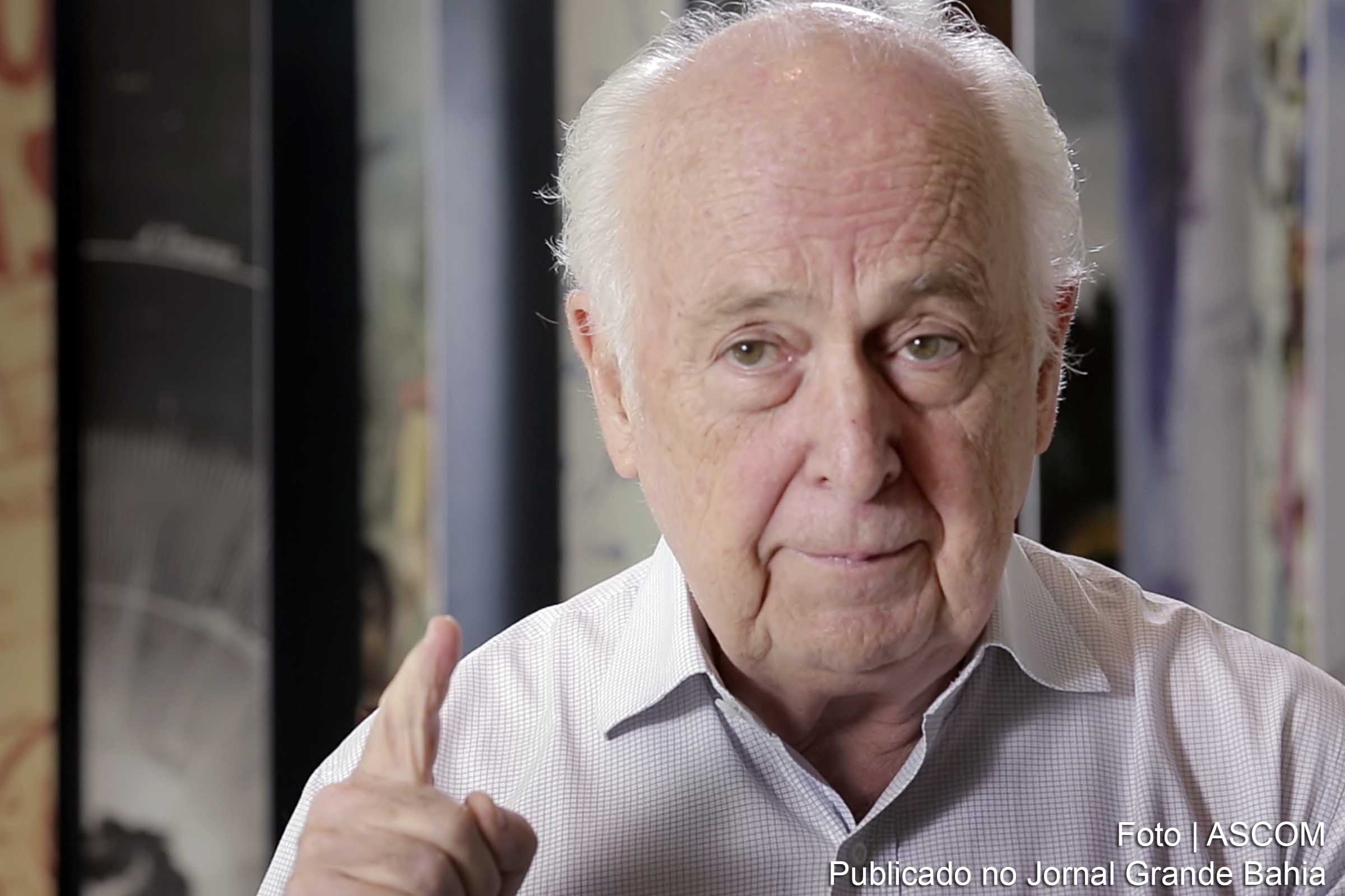 Luiz Carlos Bresser-Pereira é um economista, cientista político, administrador de empresas, e formado em direito. Foi ministro da Fazenda do Brasil, de 29 de abril de 1987 a 21 de dezembro do mesmo ano, durante o governo José Sarney.