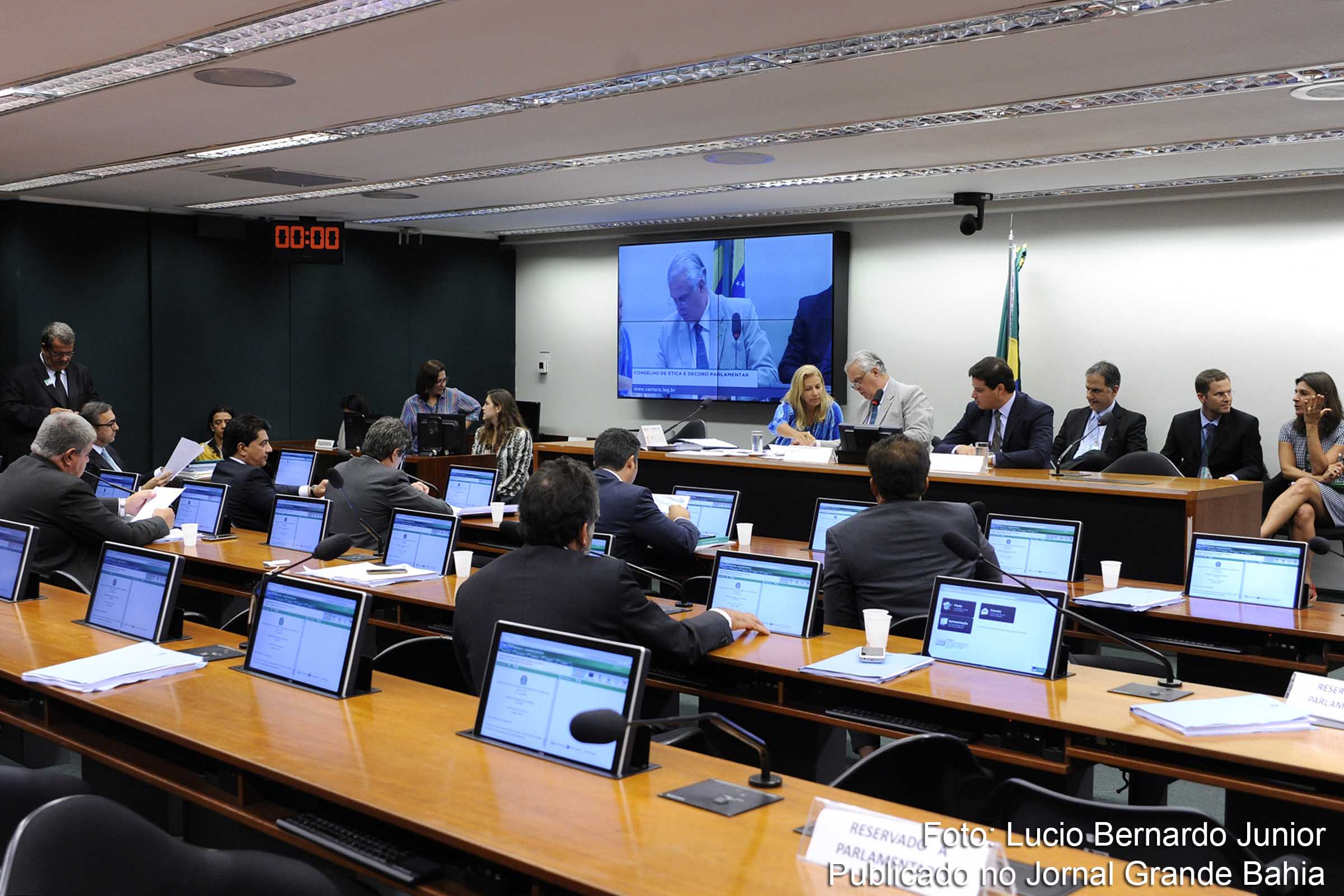 O Conselho de Ética da Câmara dos Deputados se reúne para avaliar o parecer preliminar do relator Marcos Rogério e continuar análise do processo contra o deputado Eduardo Cunha.
