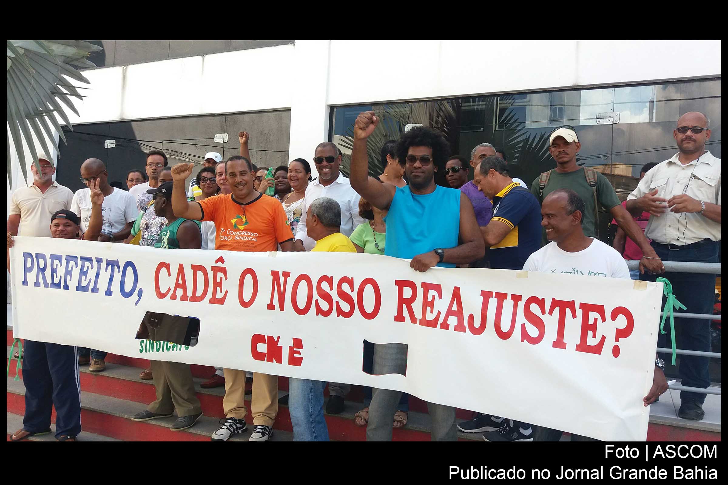 Servidores públicos de Madre de Deus 'fecham' o gabinete do prefeito.
