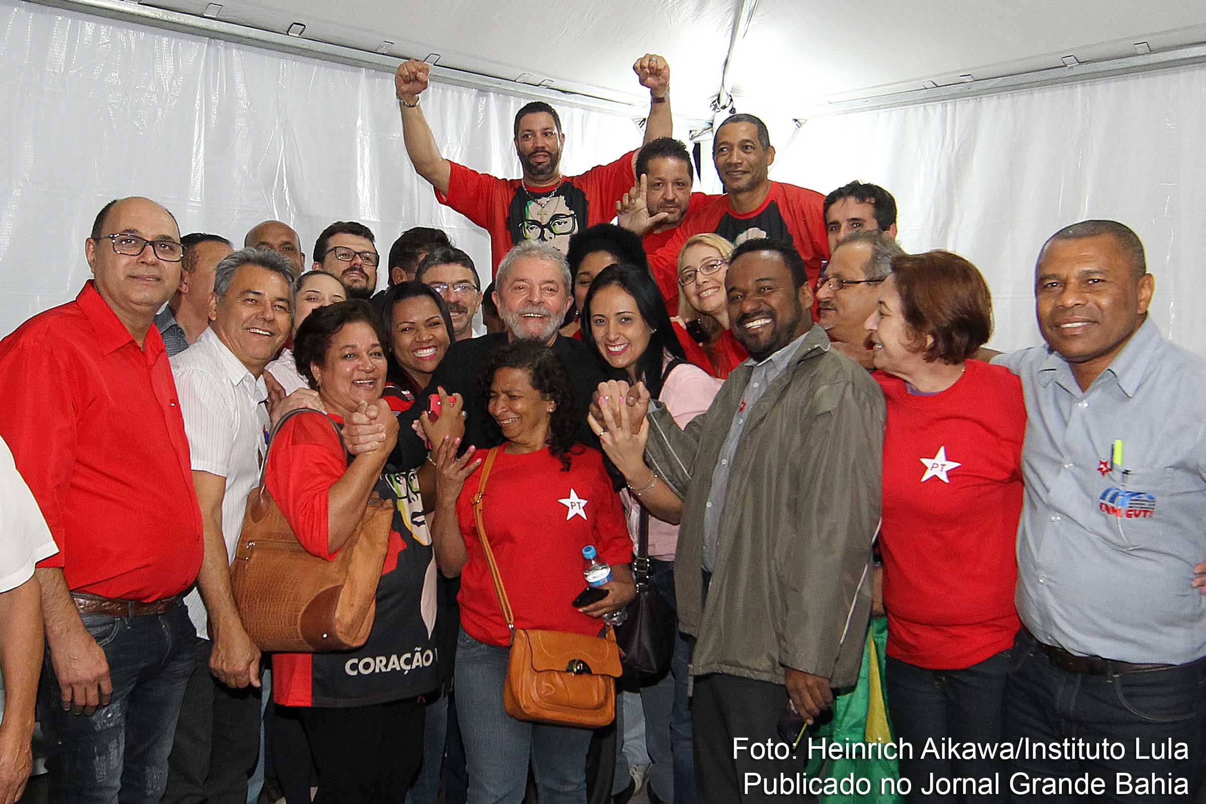 Setores da sociedade atuam em defesa do ex-presidente Lula. Movimentos sairão às ruas no próximo dia 17 de janeiro de 2016, dia em que estão previstos depoimentos de Lula e Marisa ao Ministério Público.