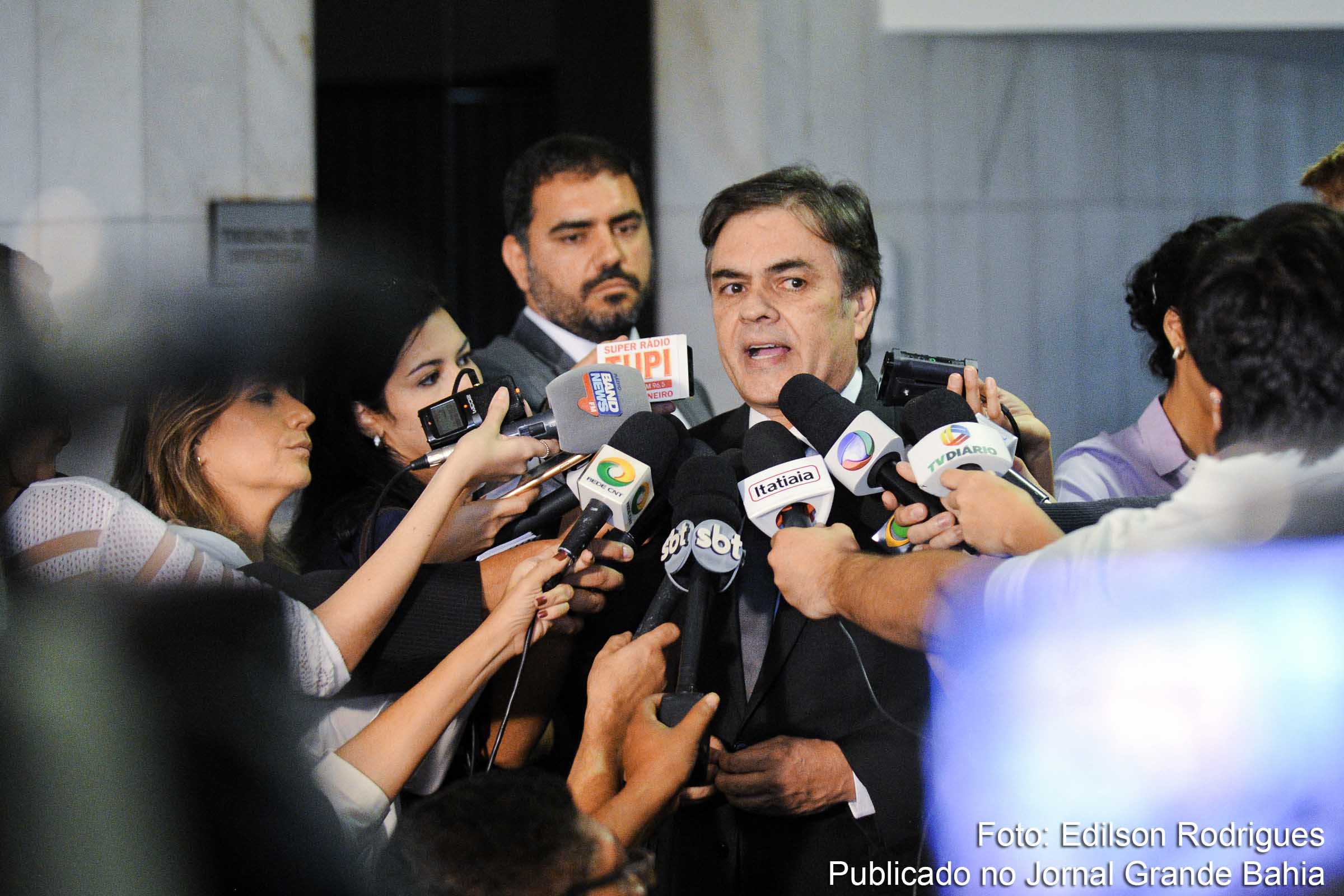 Senador Cássio Cunha Lima (PSDB-PB) concede entrevista.