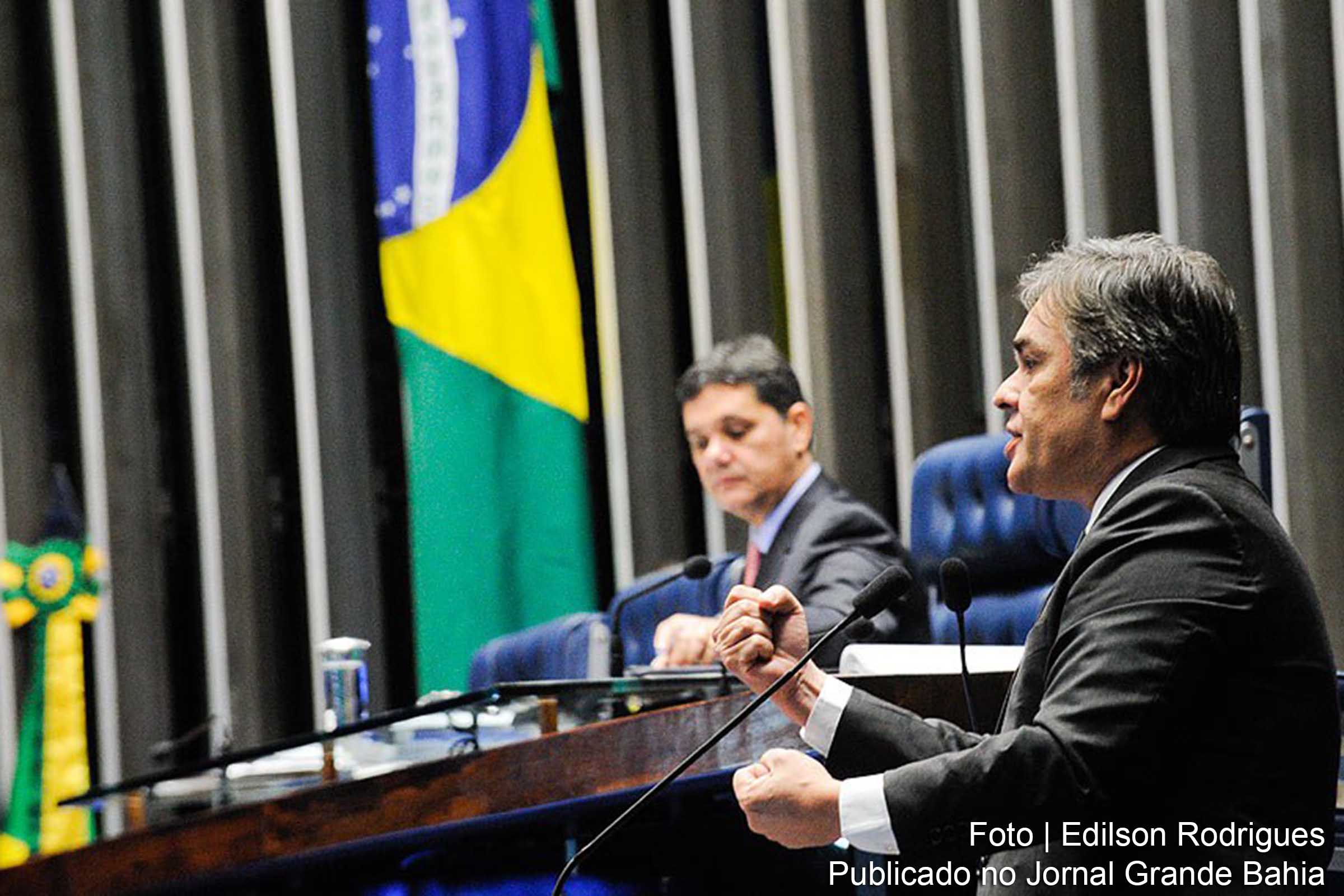Cássio Cunha Lima foi o primeiro a discursar nesta sexta-feira e disse que 'o país acordou assustado'