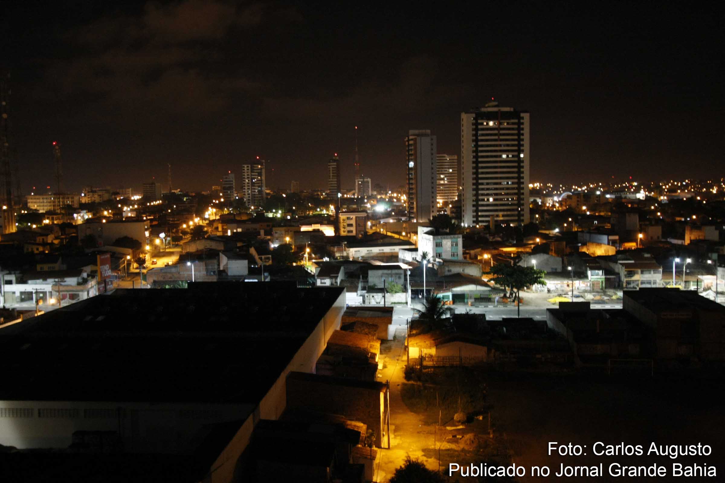 Cena da iluminação noturna de Feira de Santana. Contas de luz adotam bandeira amarela.