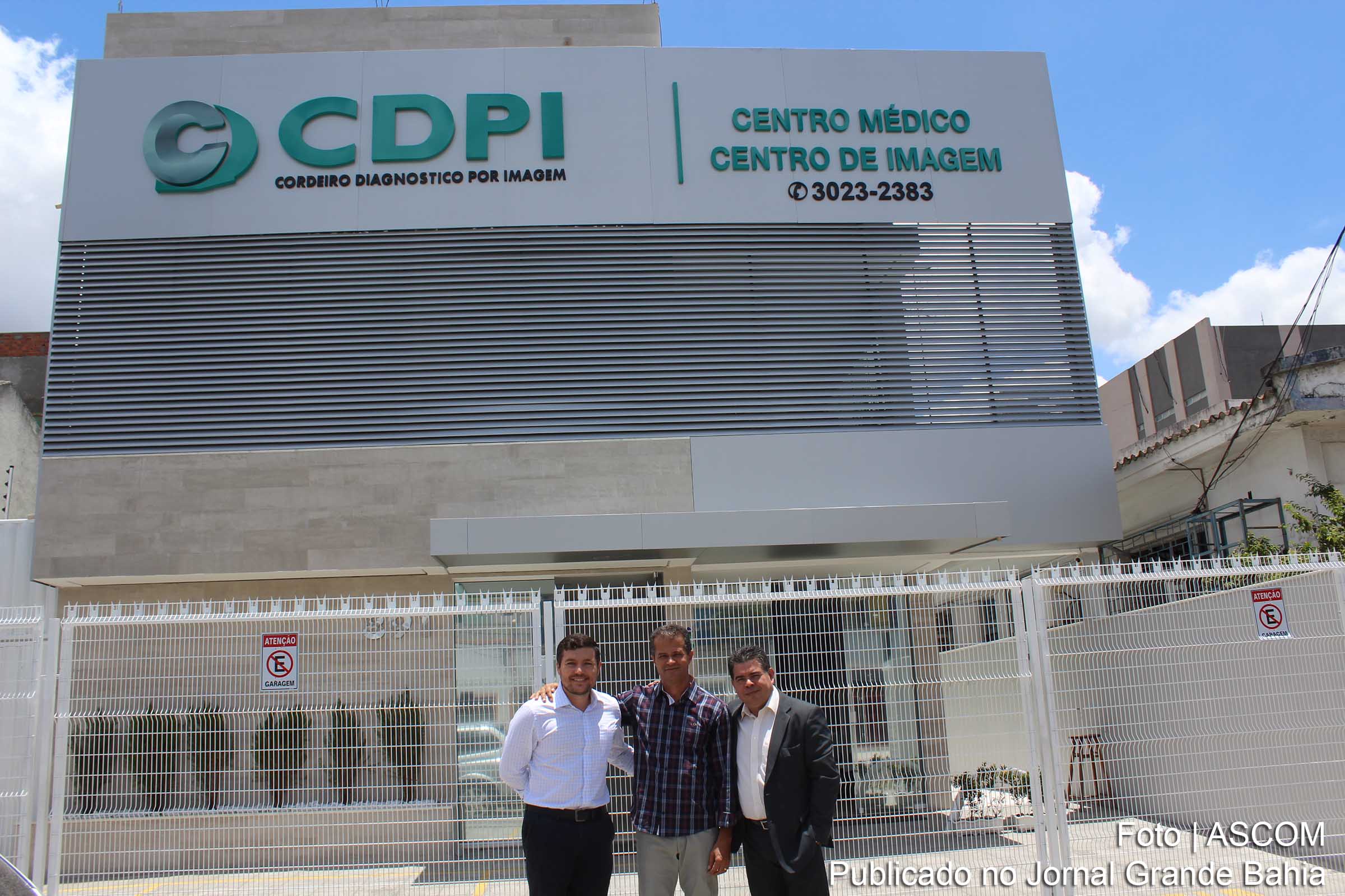 Dr. Antonio Riso Cordeiro da Silva (ao centro da imagem, com camisa quadriculada) inaugura, em Feira de Santana, as modernas instalações da Clínica Cordeiro Diagnóstico por Imagem (CDPI).