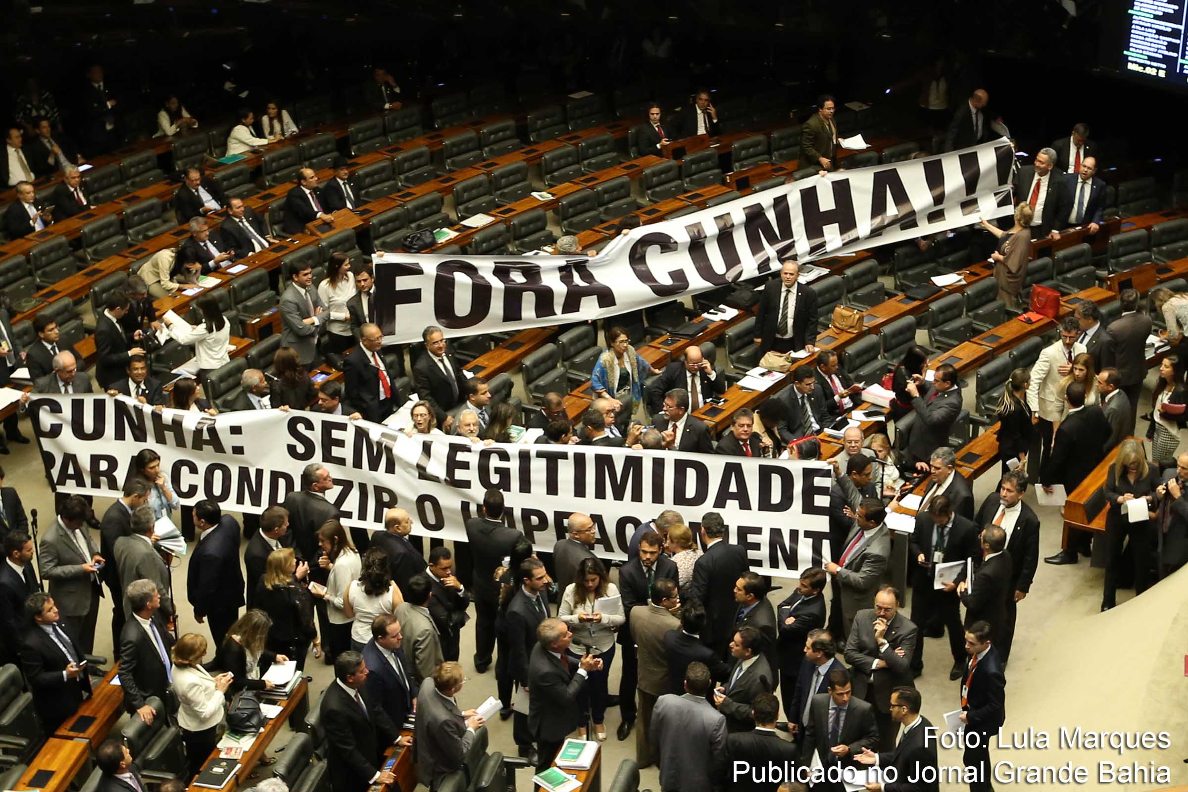 Comissão é instalada em meio aos protestos pedindo ‘fora Eduardo Cunha’.