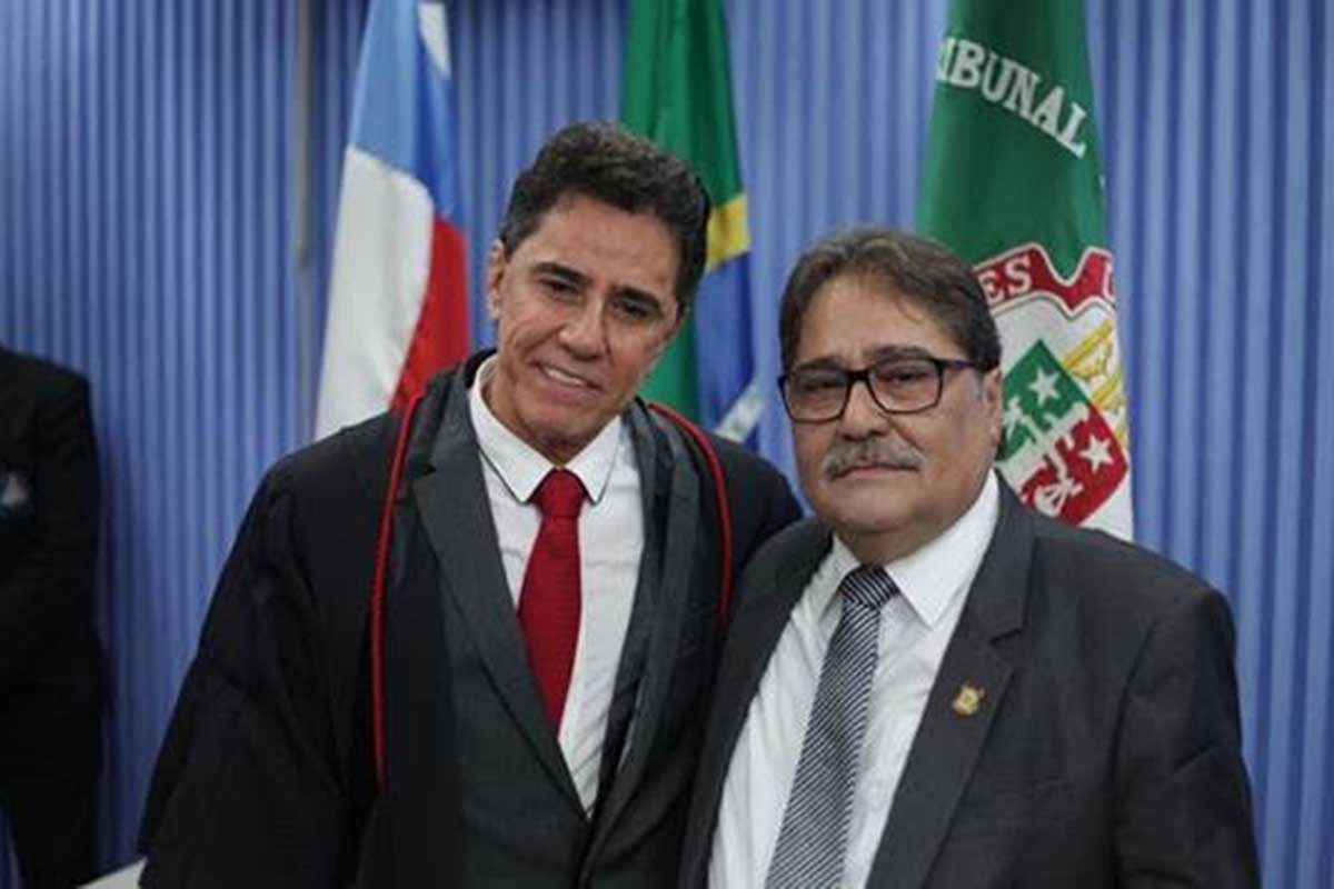 Na foto, da esquerda para a direita, novo Juiz Membro do TRE-BA, Desembargador José Edivaldo Rocha Rotondano, e o Desembargador Mário Alberto Simões Hirs, eleito presidente.