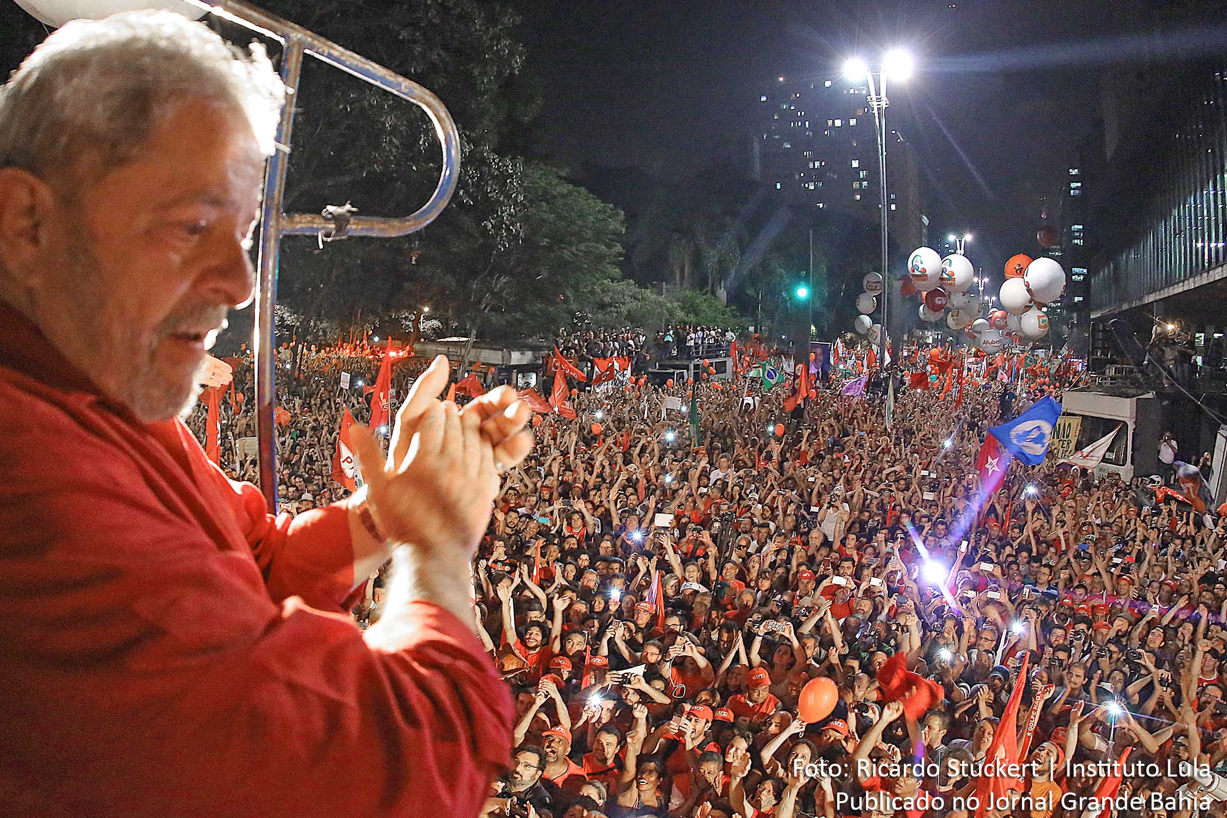 Ex-presidente Lula participa de ato pela democracia em São Paulo. Conservadores reacionários tentam destruir imagem da maior liderança popular desde Getúlio Vargas.