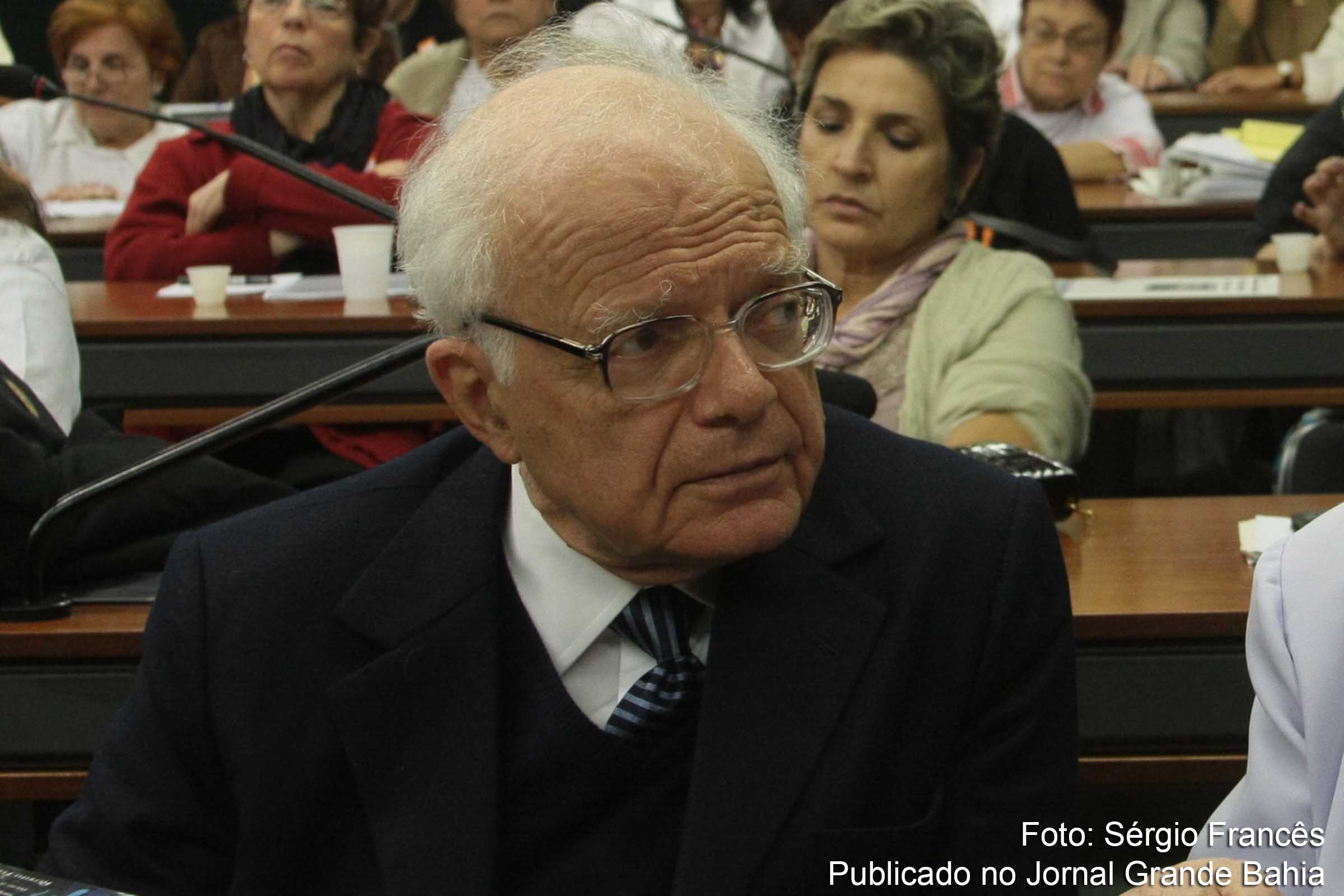 Fábio Konder Comparato: “Estamos sofrendo uma doença muito grave, semelhante àquela que acometeu o país em 1964. Diante de uma doença, é preciso superar a análise dos sintomas e verificar as causas”.