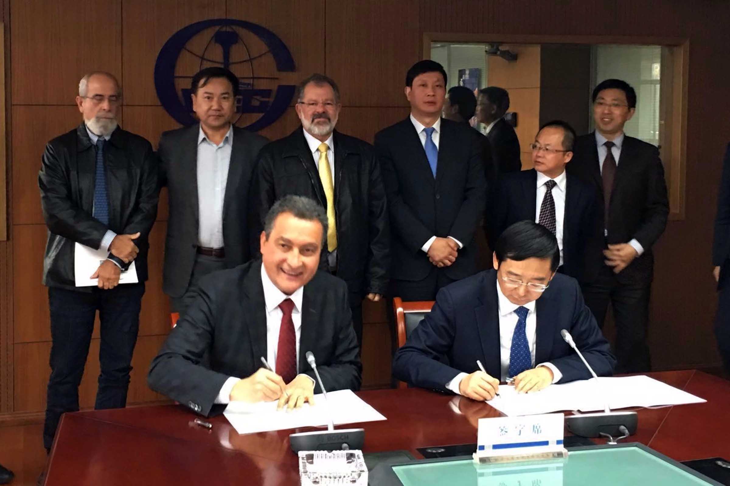 Governador Rui Costa assina memorando de intenções com investidores chineses.