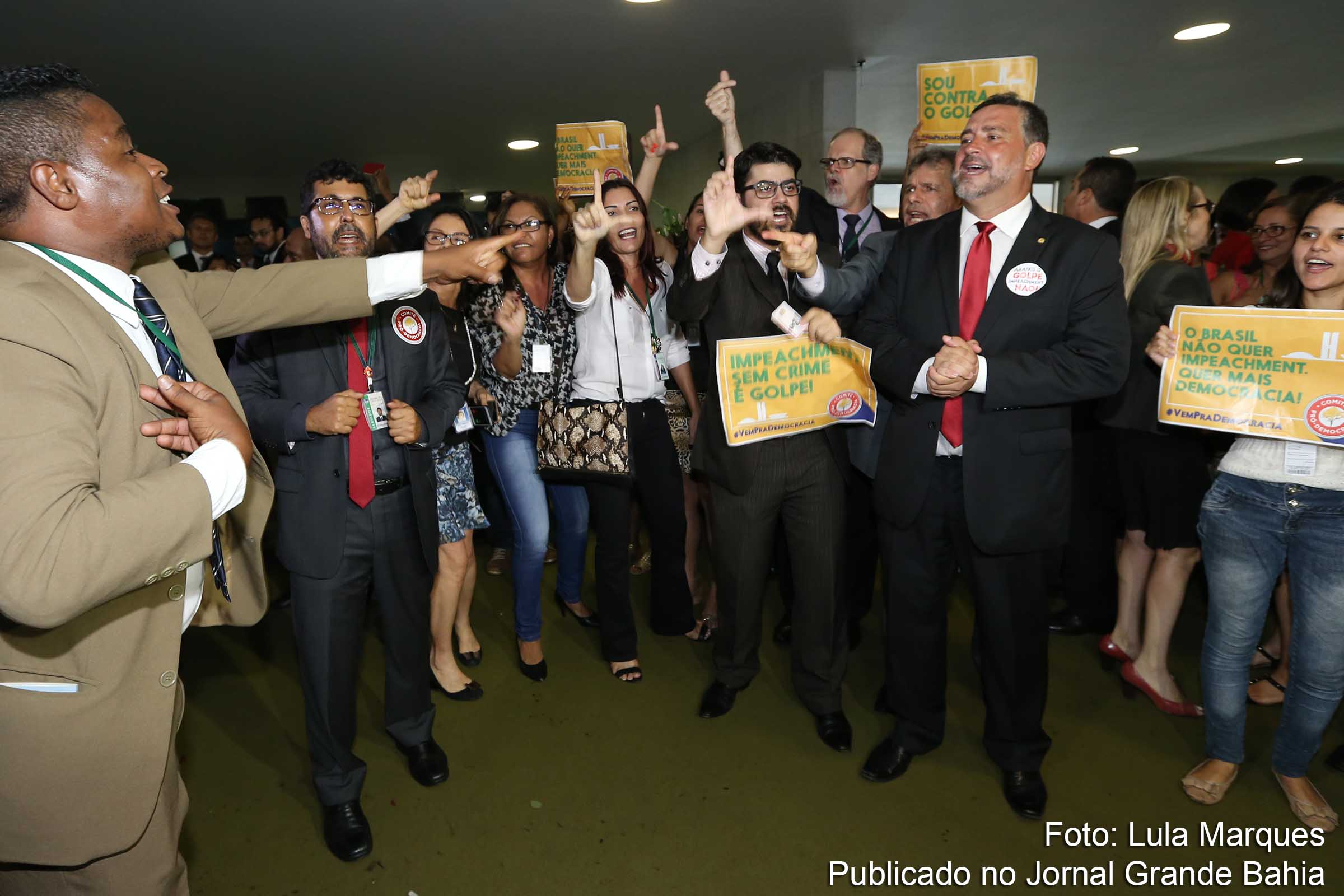 Grupos contra e a favor do impeachment fazem protesto no Salão Verde da Câmara Federal.