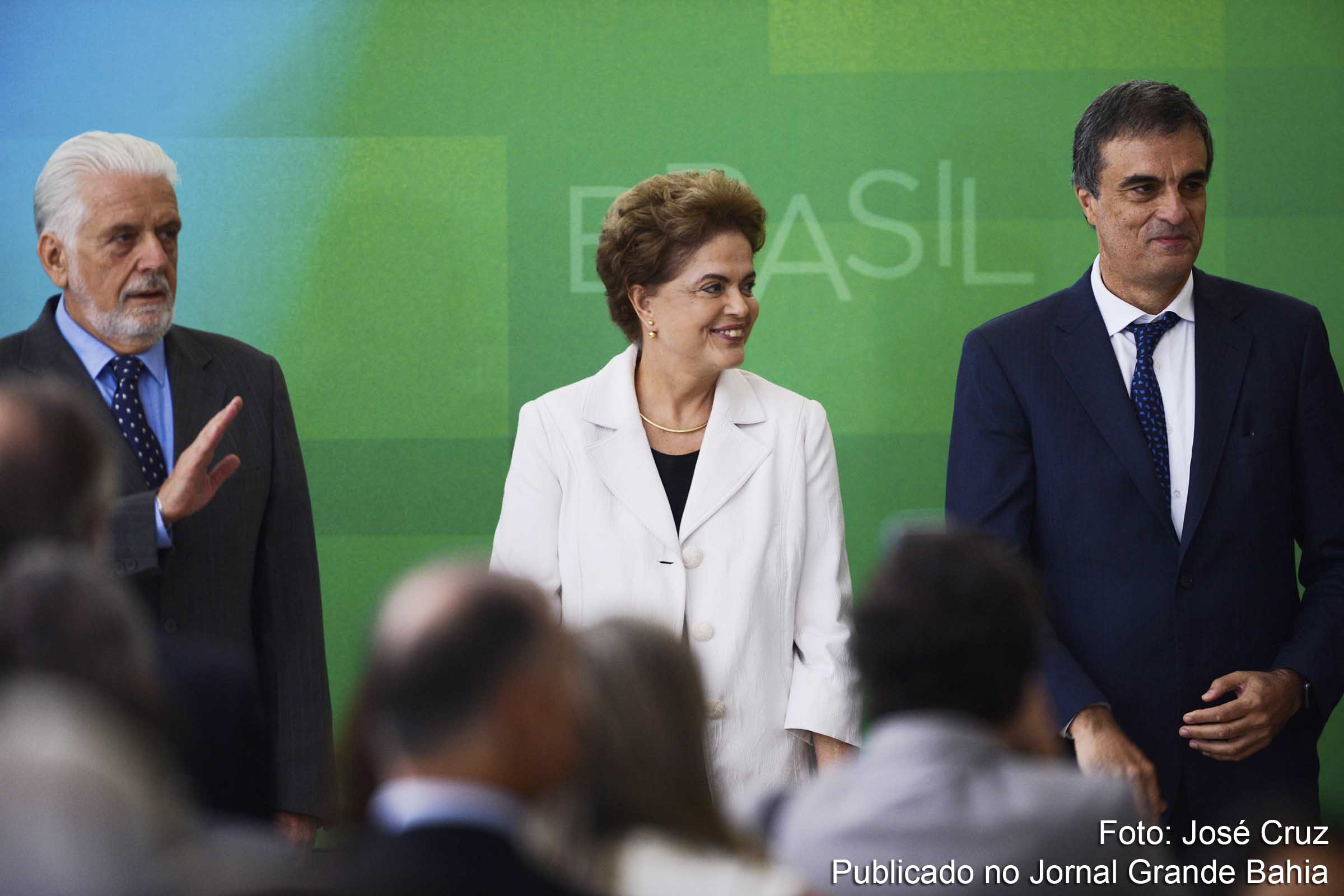 Ministro Jaques Wagner, presidente Dilma Rousseff e advogado-geral da União José Eduardo Cardozo discutem suposta deleção do senador Delcídio do Amaral.