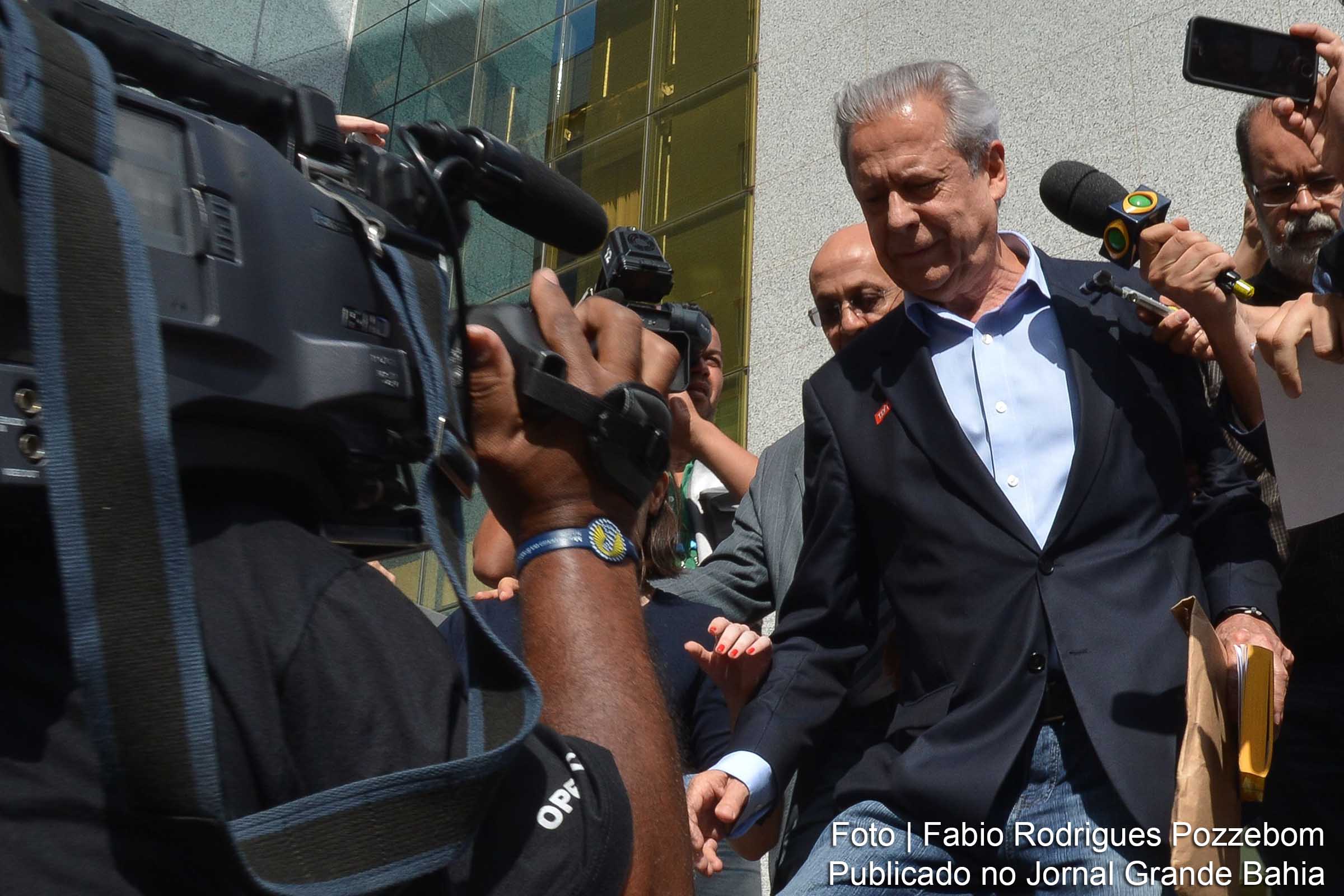 O ex-ministro da Casa Civil José Dirceu de Oliveira e Silva é condenado no caso Mensalão e responde a processo judicial no caso Lava Jato. No momento, encontra-se preso no Paraná.