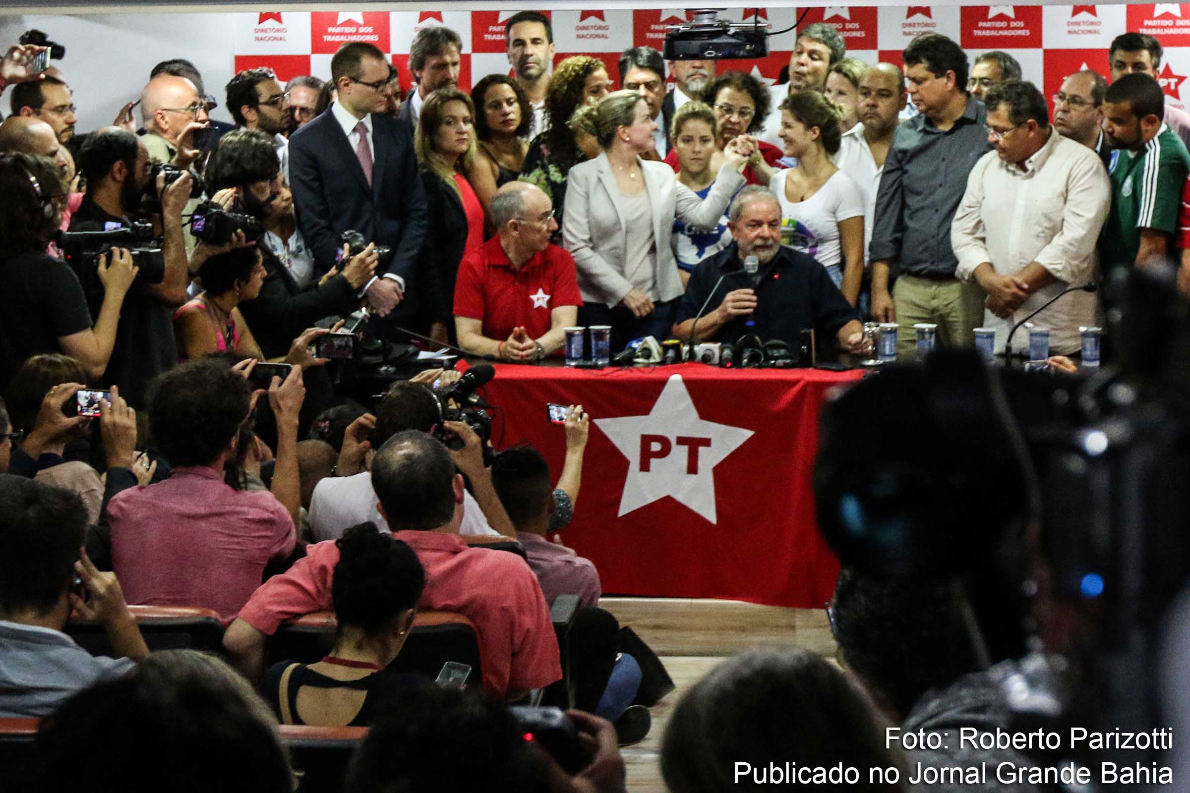 Advogados de Lula rebatem nota de procuradores e criticam condução coercitiva. Ex-Presidente Lula, durante entrevista a imprensa na sede do PT Nacional.