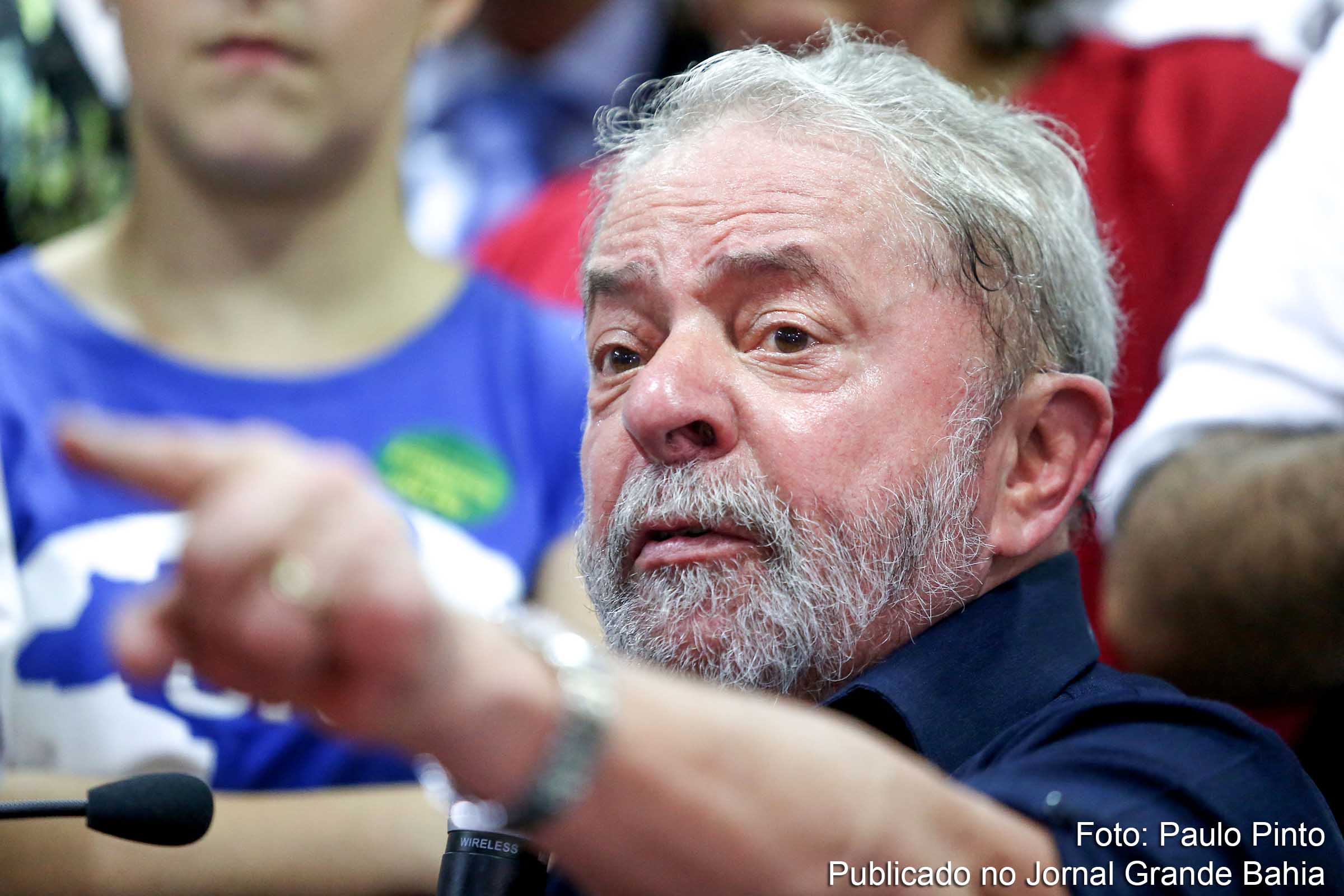 Ex-presidente Luiz Inácio Lula da Silva é vítima de violênta ação judicial com evidente abuso de autoridade, afirmam juristas.