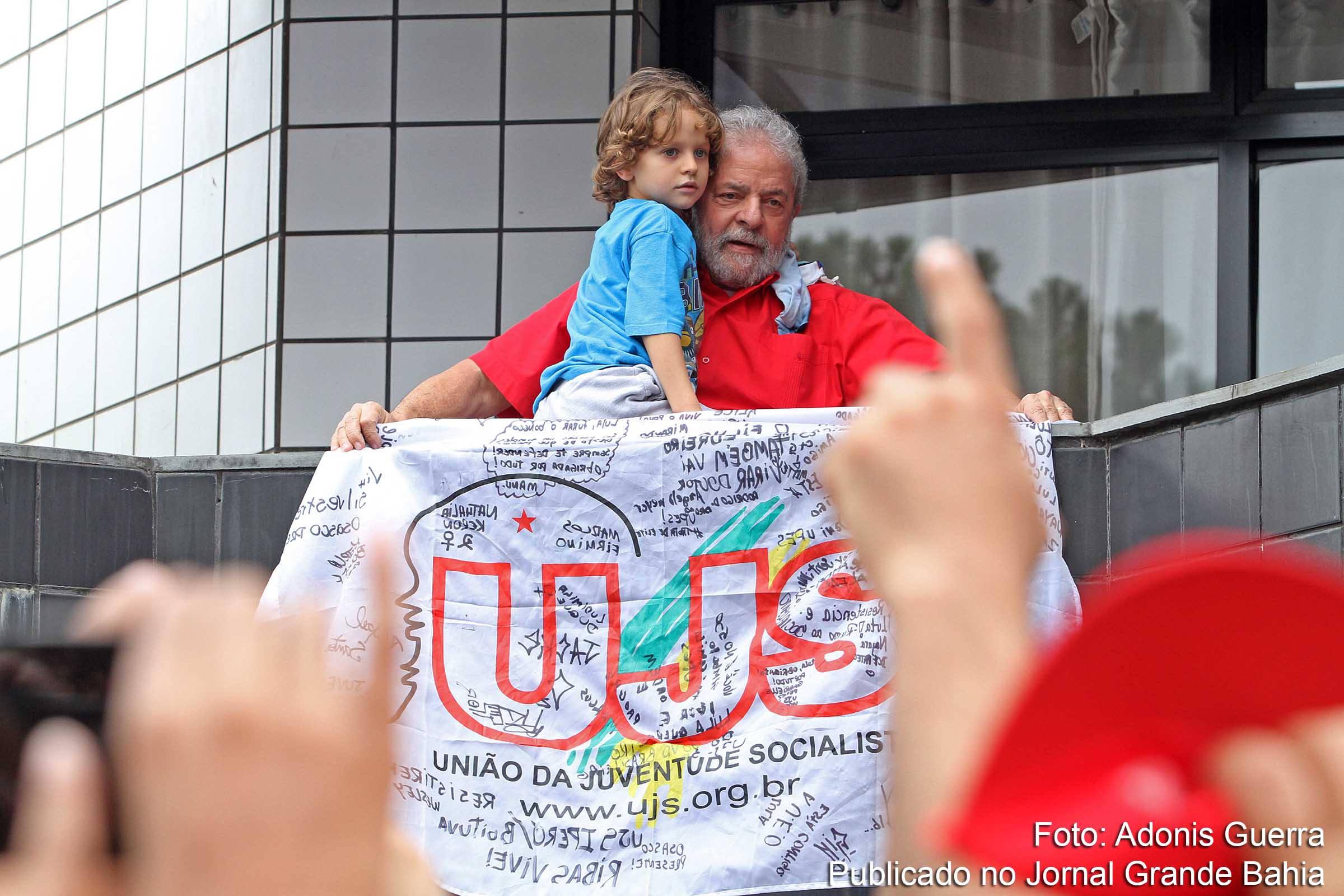 Juventude presta solidariedade ao ex-presidente Luiz Inácio Lula da Silva.