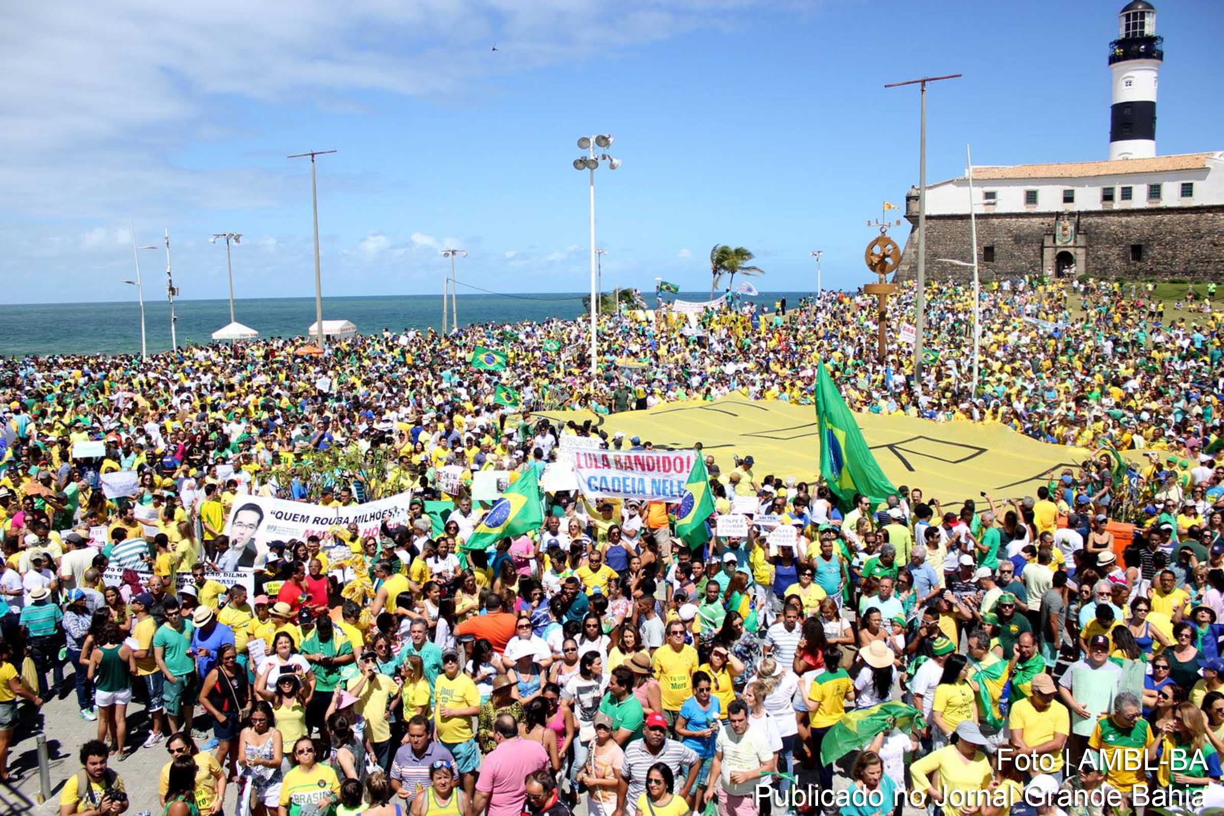 Cena de manifestação de conservadores ocorrida em Salvador.