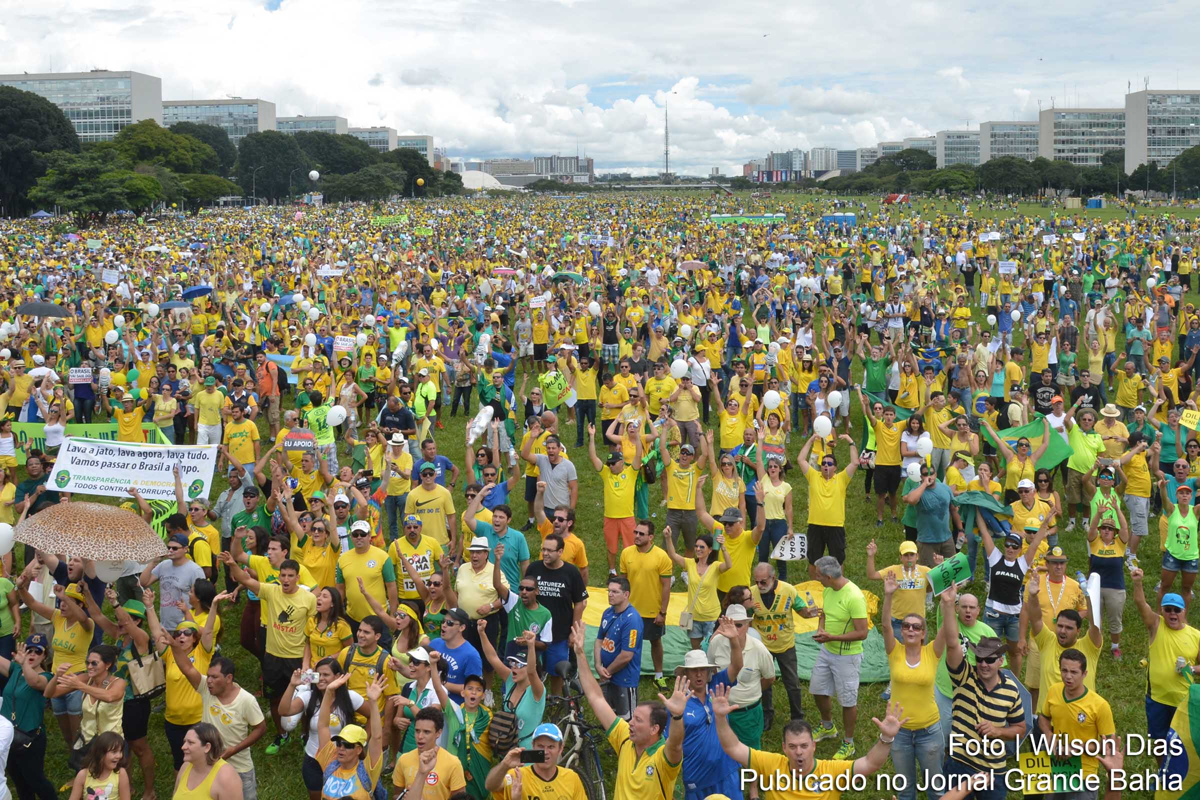 anifestantes vão a Esplanada dos Ministérios contra a corrupção e pela saída da presidenta Dilma Rousseff.
