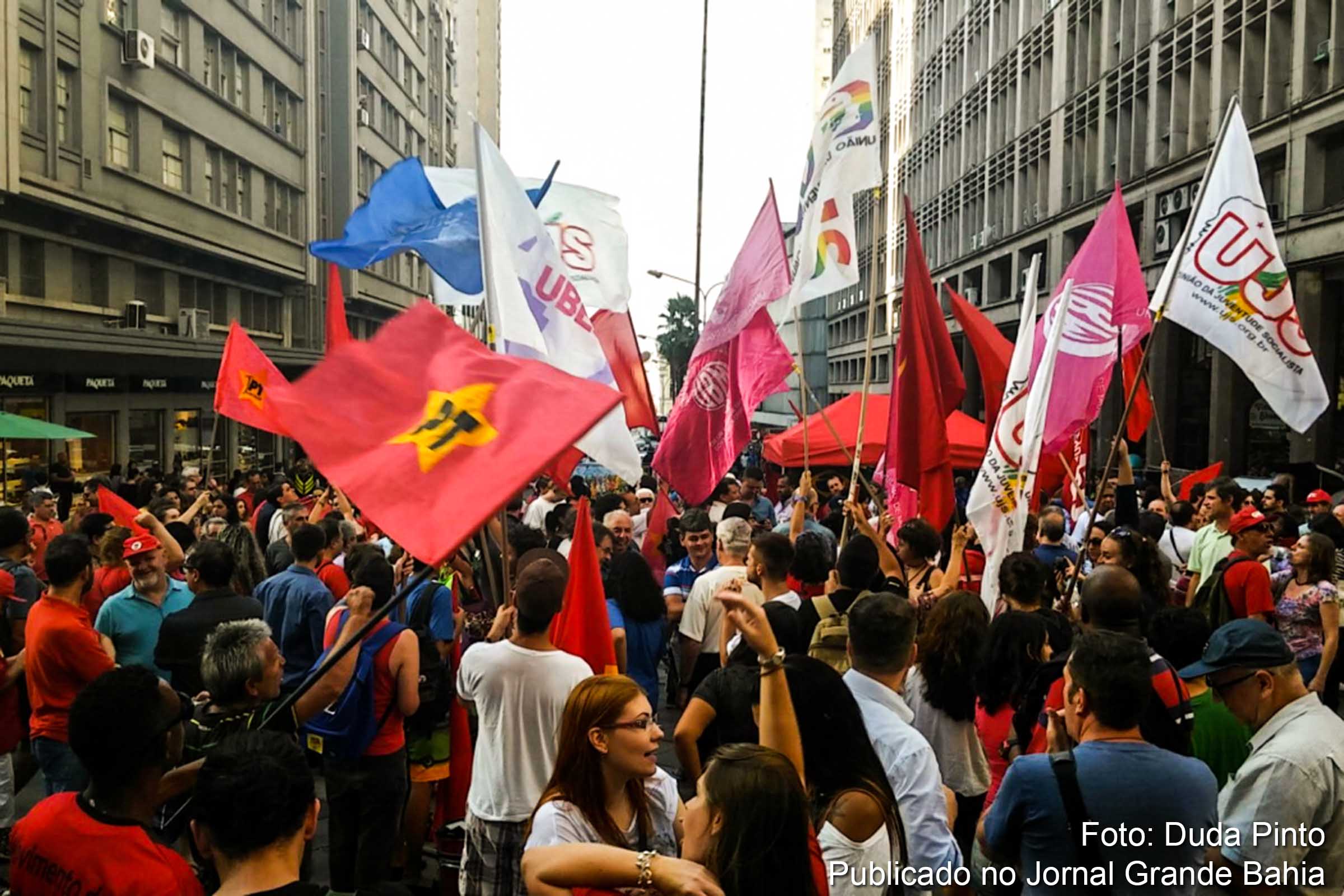 Militantes do PT realizam ato em apoio ao ex-presidente Lula, na esquina democrática, no centro de Porto Alegre.