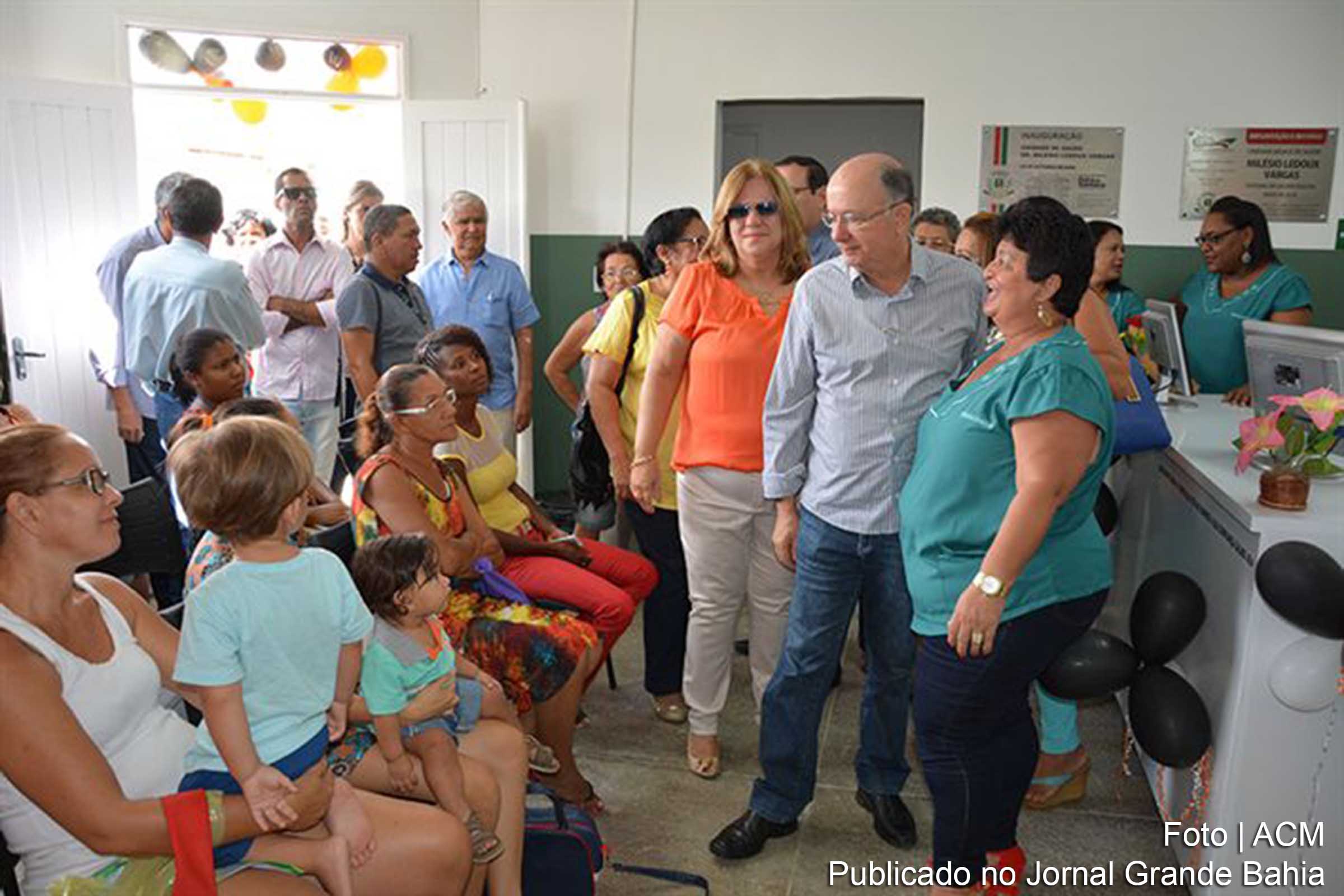 Prefeito José Ronaldo reinaugura unidade de saúde.