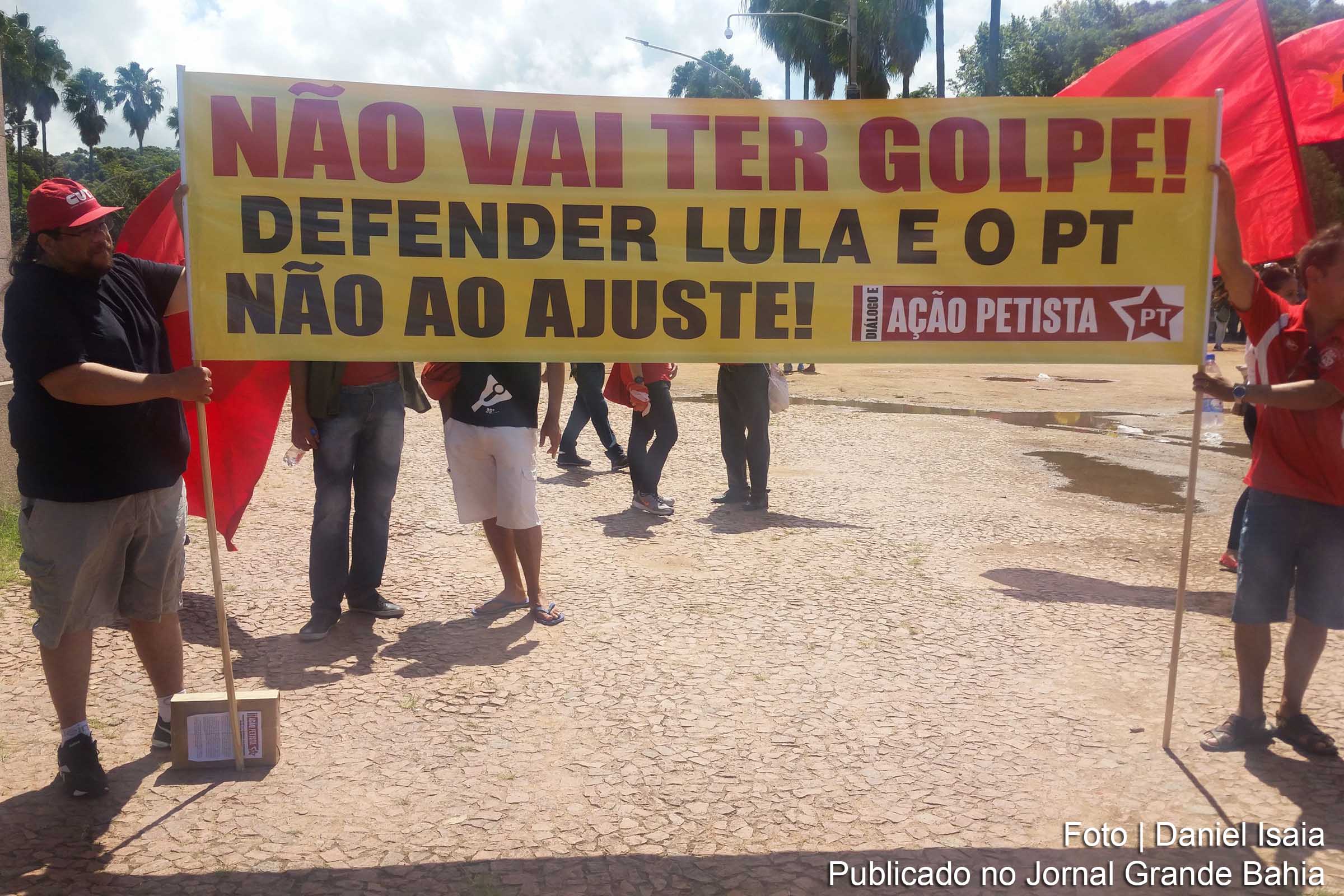 Porto Alegre - Manifestantes realizam ato pró-governo.